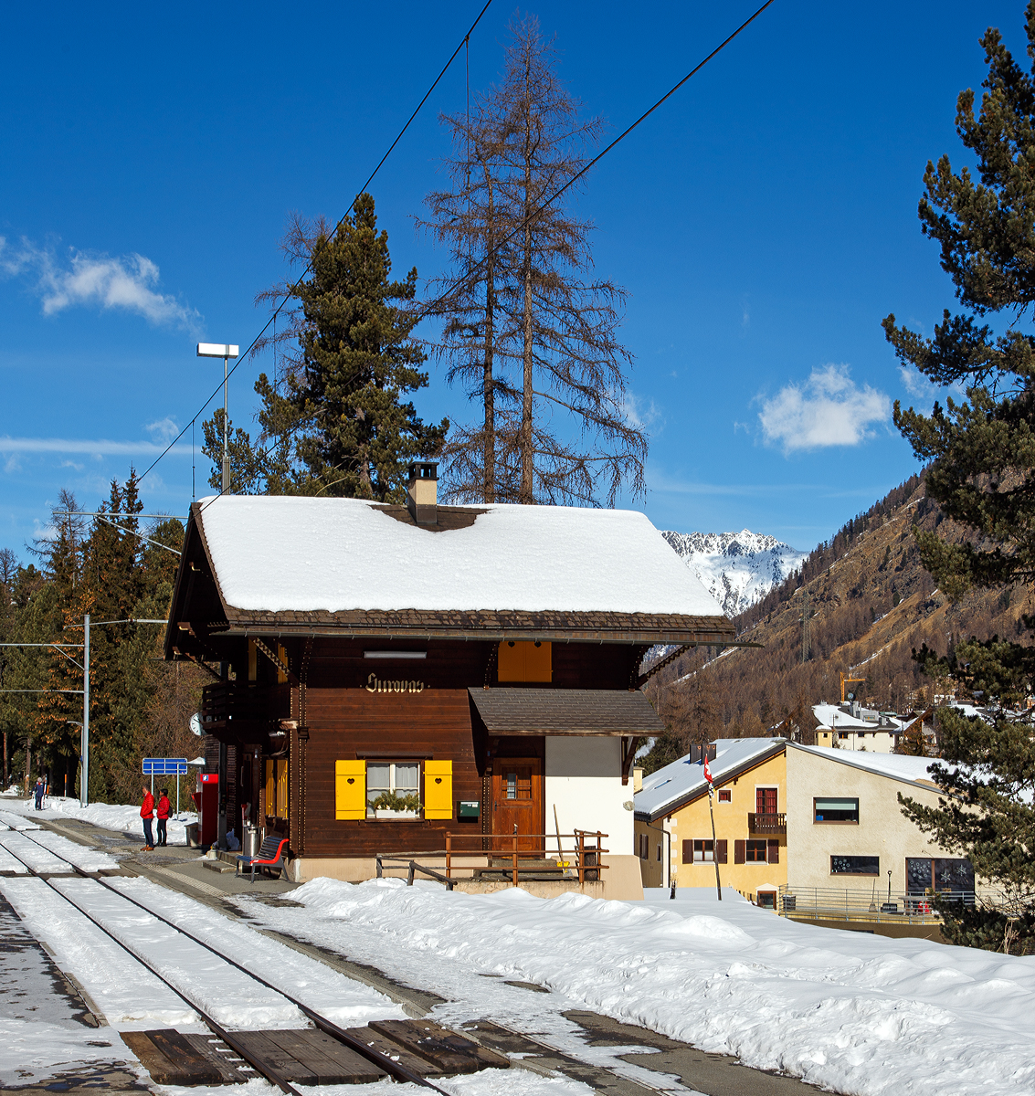 
Die kleine RhB Station Surovas bei Streckenkilometter 7,26 an der Berninabahn am 20.02.2017, von St. Moritz aus kurz Pontresina. Die Regionalzüge halten nur bei  Halt auf Verlangen .