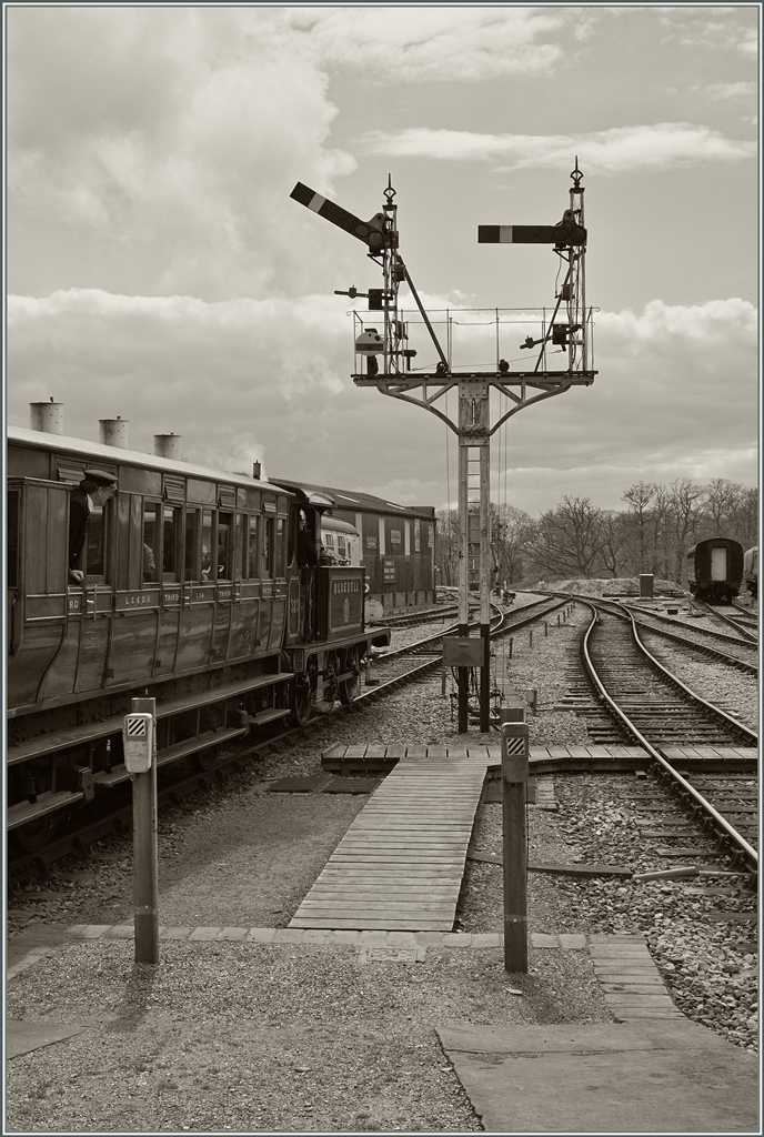 Die kleine SECR P Class verlässt den wunderschön hergerichteten (Museums)-Bahnhof Horsted Keynes.
23. April 2016
