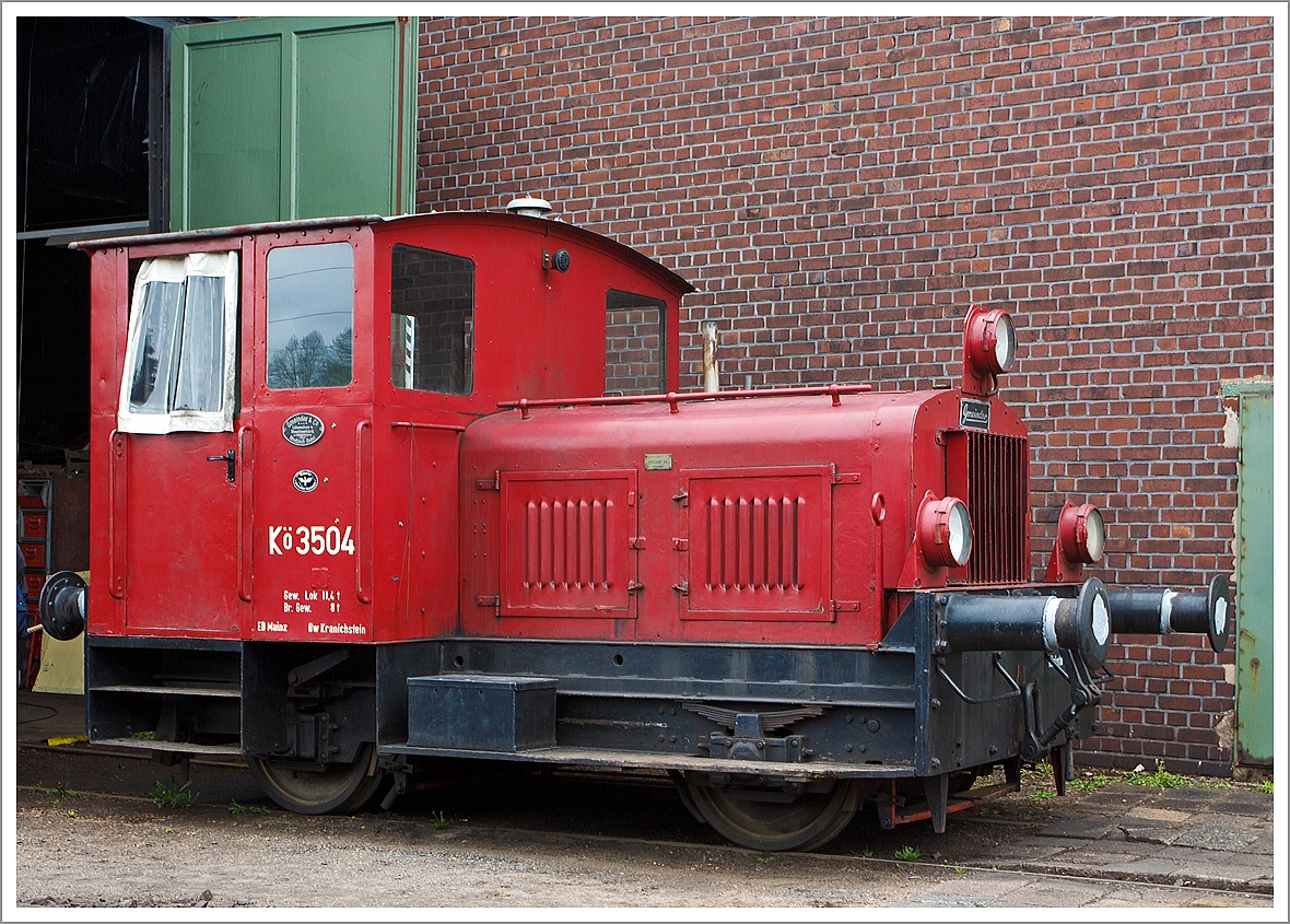 
Die Kö 3504 ausgestellt am 28.04.2013 im Eisenbahnmuseum Darmstadt-Kranichstein.

Als eine der letzten Lokomotiven dieses alten Kleinloktyps, wurde diese 1956 von der Lokfabrik Gmeinder in Mosbach/Baden unter der Fabriknummer 4629 für die Albert-Chemie-Werke in Wiesbaden  (ab 1974 Hoechst AG) gebaut. Als an dieser Lok 1983 die Zwischenuntersuchung fällig wurde, musterte man sie aus. Da sie sich in einem guten Unterhaltungszustand befand, stiftete die Hoechst AG die Lok für die Fahrzeugsammlung des Eisenbahnmuseums Darmstadt-Kranichstein.

Technische Daten: 
Spurweite: 1.435 mm 
Bauart:  B dm
Höchstgeschwindigkeit: 12 km/h
Dienstgewicht:  11,4 t
Länge über Puffer:  5.575 mm
Leistung:  48 PS
Treibstoffvorrat:  56 l
Motor:  MAN W4VI2118B (4-Zylinder-Dieselmotor)
Hubraum: 8 l (4x Ø 120 x 180 mm)
max. Drehzahl: 1000 U/min
