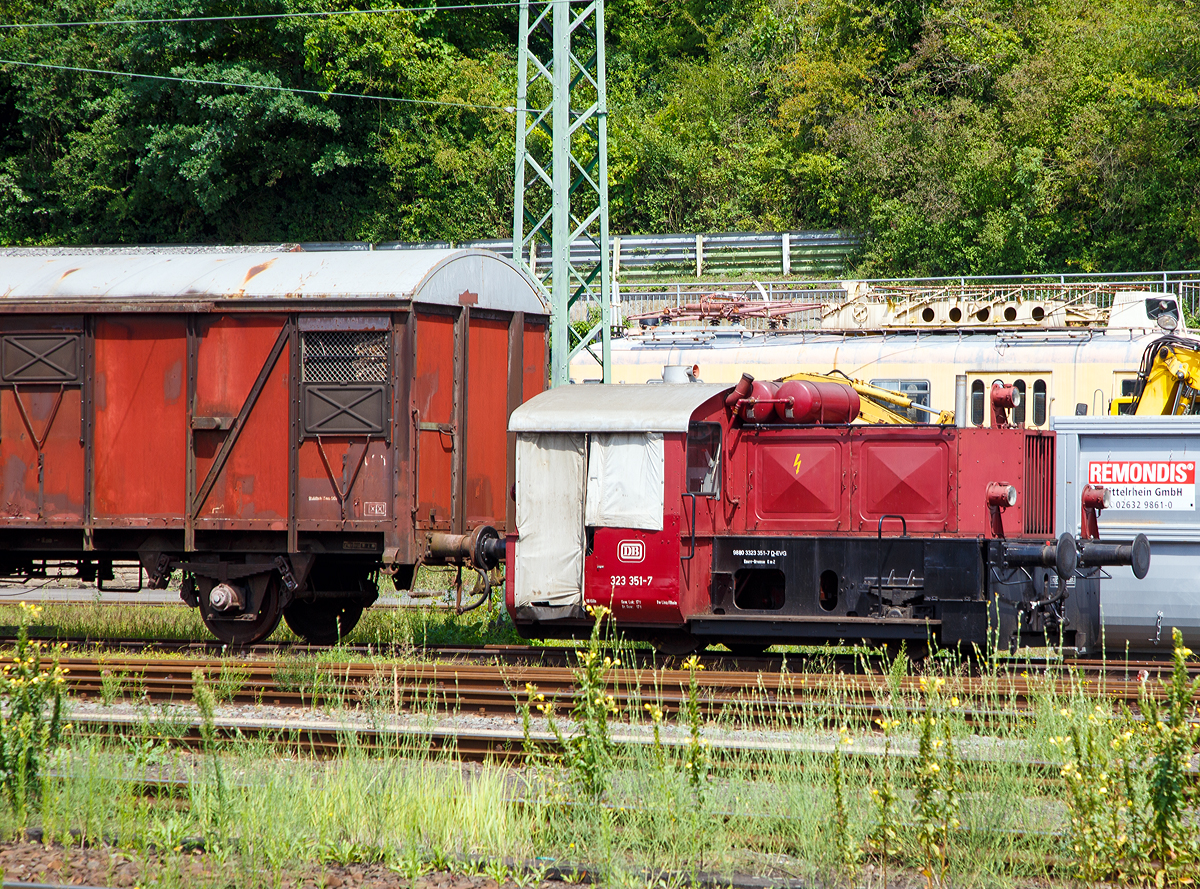 
Die Köf II - 323 351-7 (98 80 3323 351-7 d-EVG) der Eifelbahn Verkehrsgesellschaft mbH, ex DLW 61 (Deutsche Linoleum-Werke AG), ex DB 323 351-7, ex DB Köf 6831, ist am 30.07.2017 in Linz am Rhein abgestellt. 

Die Köf wurde 1965 von Klöckner-Humboldt-Deutz unter der Fabriknummer 57931 gebaut, die Deutz interne Typenbezeichnung für die Köf ist A6M 617 R.