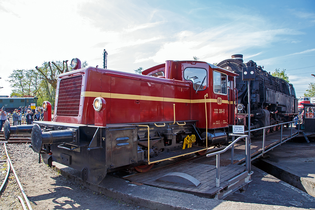 
Die Köf III - 332 306-0 (98 80 3332 306-0 D-DGEG) der DGEG - Deutsche Gesellschaft für Eisenbahngeschichte e. V.,  ex D 1 der Bentheimer Eisenbahn AG, ex DB Köf 11 306, mit der 95 0028-1 am 30.04.2017 im Eisenbahnmuseum Bochum-Dahlhausen auf der Drehscheibe.   

Die Köf der Leistungsgruppe III wurde 1966 von O&K unter der Fabriknummer 26421 gebaut.