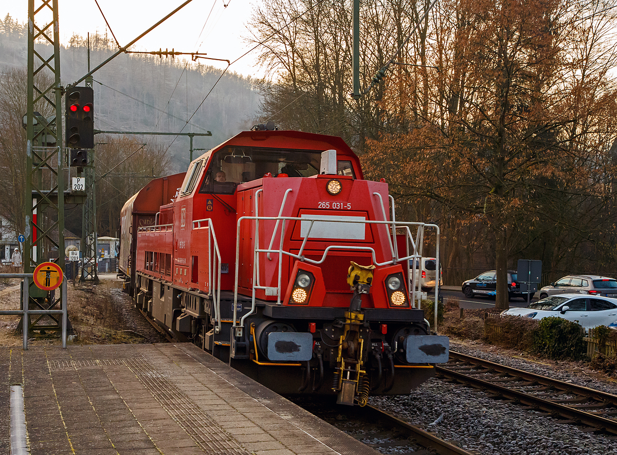 Die Kreuztaler 265 031-5 (92 80 1265 031-5 D-DB), eine Voith Gravita 15L BB der DB Cargo AG, fährt am 12.01.2022 mit einem einzelnen Coilwagen durch Kirchen (Sieg) in Richtung Siegen bzw. Kreuztal. 

Die Lok wurde 2013 von Voith in Kiel unter der Fabriknummer L04-18032 gebaut und an die DB Schenker (heute DB Cargo Deutschland AG) geliefert. 

Die vierachsigen dieselhydraulischen Lokomotiven vom Typ Gravita 15L BB (BR 265) haben einen Leistung von 1.800 kW und habe somit 800 kW mehr Leistung als eine Gravita 10 BB (BR 261). Zudem sind sie über 1m länger als die kleine Schwester.

TECHNISCHE DATEN:
Spurweite:  1.435 mm
Länge über Puffer: 16.860 mm
Drehzapfenabstand: 8.200 mm
Drehgestell-Mittenabstand: 2.400 mm
größte Breite: 3.075 mm
größte Höhe über SOK: 4.273 mm
Raddurchmesser neu: 1.000 mm
kleinster bef. Gleisbogen: 80 m
Eigengewicht: 84 t
Kraftstoffvorrat: 5.000 l
Motor: V-12-Zylinder-Dieselmotor  MTU 12V 4000 R43
Leistung: 1.800 kW bei 1.800 U/min
Getriebe: Voith L 5r4 zseU2
Anfahrzugkraft: 270 kN
Höchstgeschwindigkeit: 100 km/h
Tankvolumen: 5.000 l
Gebaute Stückzahl:  36