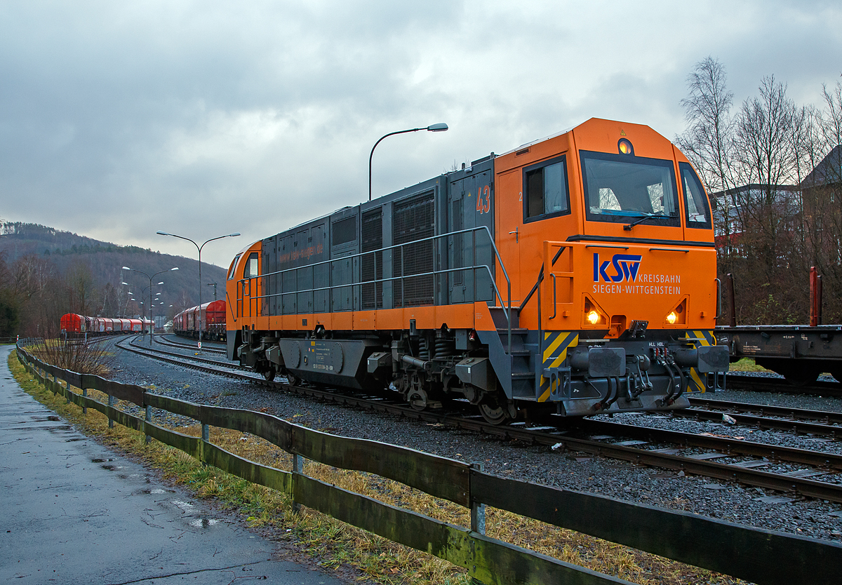 Die KSW 43 (92 80 1273 018-2 D-KSW) der KSW (Kreisbahn Siegen-Wittgenstein), wartet am 29.01.2021 in Herdorf auf dem KSW Rbf Herdorf (Betriebsstätte Freien Grunder Eisenbahn - NE 447) noch auf den letzten Wagen bevor sie sich vor den Übergabezug setzen kann.

Die Lok 43 der KSW ist eine asymmetrische MaK G 2000 BB. Sie wurde 2002 bei Vossloh unter der Fabriknummer 1001327 gebaut und hat einen Caterpillar Motor 3516 B-HD mit 2.240 kW Leistung, die Höchstgeschwindigkeit beträgt 120 km/h. 
