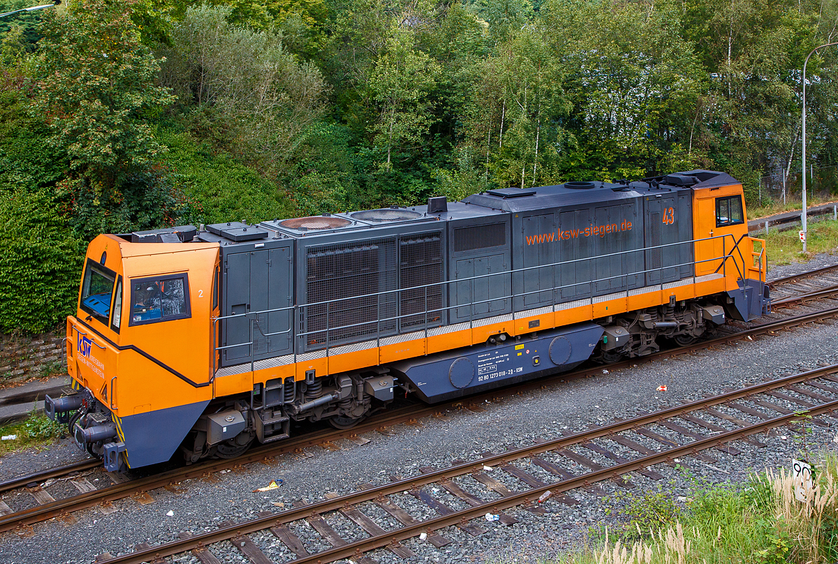 Die KSW 43 (92 80 1273 018-2 D-KSW) der KSW (Kreisbahn Siegen-Wittgenstein) rangiert am 24.09.2021 in Herdorf auf dem KSW Rbf Herdorf (Betriebsstätte Freien Grunder Eisenbahn - NE 447).

Die Lok 43 der KSW ist eine asymmetrische MaK G 2000 BB. Sie wurde 2002 bei Vossloh unter der Fabriknummer 1001327 gebaut und hat einen Caterpillar Motor 3516 B-HD mit 2.240 kW Leistung, die Höchstgeschwindigkeit beträgt 120 km/h.
