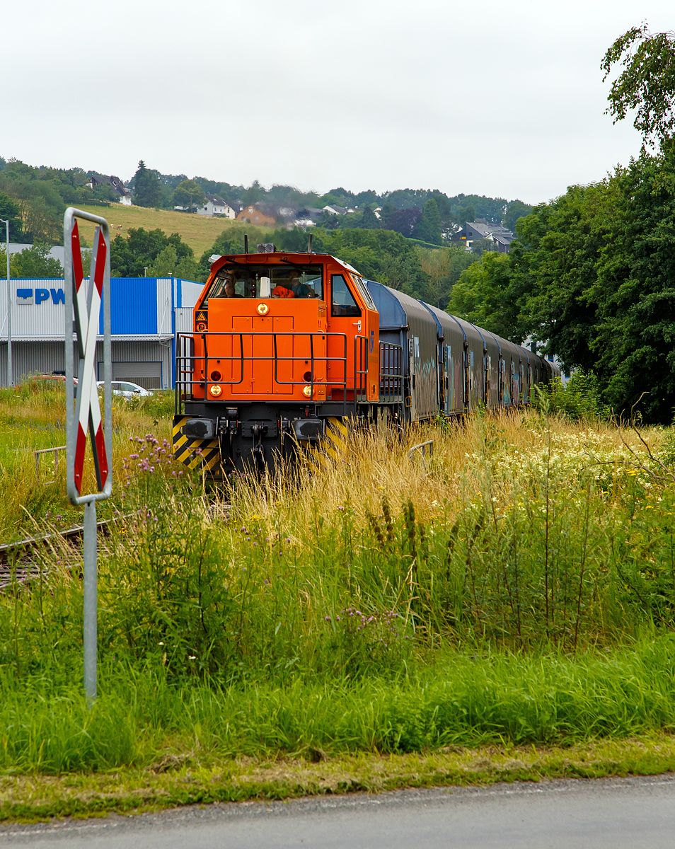 Die KSW 44 (92 80 1271 004-4 D-KSW) die MaK G 1000 BB der KSW (Kreisbahn Siegen-Wittgenstein) fährt am 16.07.2021 mit einem Coilzug auf der KSW-Privatbahnstrecke der Freien Grunder Eisenbahn (KSW NE447 / DB-Nr. 9275) von Herdorf nach Neunkirchen-Salchendorf zum Pfannenberg. Hier fährt der Zug gerade durch Neunkirchen-Struthütten (Im Wiesengrund). Ich stehe beim Bü Alter Weg.