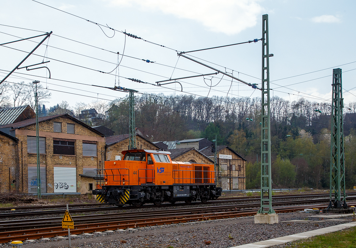 Die KSW 44 (92 80 1271 004-4 D-KSW) die MaK G 1000 BB der KSW (Kreisbahn Siegen-Wittgenstein) fährt am 29.04.2021 nach dem Umsetzen, als Lz von Betzdorf (Sieg) nach Herdorf.