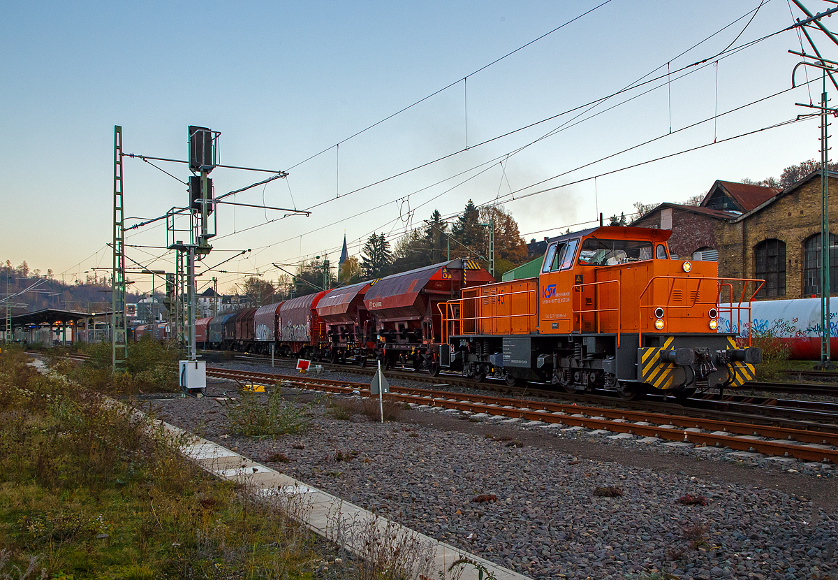 
Die KSW 45 (98 80 0276 016-9 D-KSW) eine MaK G 1204 BB der Kreisbahn Siegen-Wittgenstein erreicht am 27.11.2020, mit einem langen Übergabezug, von Herdorf nun Betzdorf (Sieg). Hier fährt sie in den Rbf und die Lok muss für den Fahrtrichtungswechsel, nach Kreuztal über Siegen umsetzen.

Es war ein beträchtlich langer Zug, aber trotzdem reicht alleine die Zugkraft der  MaK G 1204 BB mit einer Leistung von 1.120 kW (1.522 PS), da die Wagen alle leer sind. Die KSW bringt solche Wagenzüge (Übergabezüge) an Werktagen täglich (meist nachmittags) über Betzdorf (Sieg) zum DB Rbf Kreuztal. Dort werden dann wieder von der DB Cargo Züge für die einzelnen Bestimmungsorte zusammengestellt und abgefahren.  