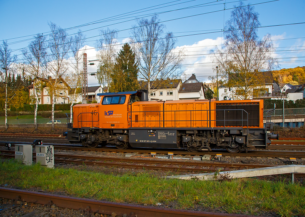 Die KSW 46 bzw. 277 807-4 (92 80 1277 807-4 D-KSW) eine Vossloh G 1700-2 BB der Kreisbahn Siegen-Wittgenstein am 04.11.2020 bei Rangierfahrt in Kreuztal.

Die Lok ist G 1700-2 BB (eingestellt als 92 80 1277 807-4 D-KSW), sie wurde 2008 von Vossloh in Kiel unter der Fabrik-Nr. 5001680 gebaut und an die KSW geliefert.

Die Vossloh Lokomotive MaK G 1700-2 BB ist eine dieselhydraulische Lokomotive mit der Achsfolge B’B’. Ein Jahr nach der Auslieferung der G 1700 BB wurde auf der Innotrans 2002 in Berlin eine weitere Lokomotive mit dieser Typenbezeichnung vorgestellt. Zur besseren Unterscheidung von dieser erhielt sie die interne Bezeichnung G 1700-2 BB.

Bei der G 1700-2 BB handelte es sich um eine neuentwickelte Lokomotive. Ihr Herzstück bildete der aus der G 1206 bereits bekannte Dieselmotor von Caterpillar, jedoch in einer Version mit längerem Hub und einer auf 1.700 kW gesteigerten Leistung. Um die höhere Motorleistung für die Traktion nutzen zu können, war die Verwendung des Getriebes L 620 reU2 (wie bei der G 2000 BB) von Voith notwendig. Im Gegensatz zu dem bei der G 1206 verwendeten Turbowendegetriebe besitzt es nur zwei Wandler und eine mechanische Schaltstufe für den Richtungswechsel, kann aber eine höhere Leistung vom Motor aufnehmen.

Um diese Maschinenanlage herum wurde eine weitgehend neue Lokomotive konstruiert. Von der G 800 BB wurden die neuen Einheitsdrehgestelle und das geräumige Führerhaus übernommen. Der Rahmen ist eine gewichtsoptimierte Schweißkonstruktion. Darüber hinaus gab es zahlreiche kleinere Weiterentwicklungen. Die Elektrik der Maschine wurde weitgehend in einem im hinteren Vorbau untergebrachten E-Modul im hinteren Vorbau untergebracht. Dieser beherbergt darüber hinaus wie gewohnt die Druckluftausrüstung, in der ein Schraubenkompressor, anstelle der bisher üblichen Kolbenkompressoren verwendet wird. Äußerlich unterscheidet sich die G 1700-2 BB von ihren Vorgängertypen insbesondere durch die abgeschrägten Hauben und die freistehend auf den Umläufen angebrachten unteren Stirnleuchten.

Seit 2003 wurde die G 1700-2 BB an verschiedene Privatbahnen in Deutschland und Österreich, sowie an Leasingunternehmen geliefert. Die Maschinen weichen dabei in einigen Details voneinander ab. Neben Ausstattungsunterschieden betrifft dies insbesondere die Dienstmasse, die von 80 bis 88 t variiert. 

TECHNISCHE DATEN der KSW 46:
Spurweite:  1.435 mm
Achsfolge:  B´B´  
Länge über Puffer: 15.200 mm 
Drehzapfenabstand:  7.700 mm 
Achsabstand im Drehgestell:  2.400 mm 
größte Breite:  3.080 mm
größte Höhe über Schienenoberkante:  4.220 mm
Raddurchmesser: 1.000 mm (neu)
kleinster befahrbarer Gleisbogen:  60 m
Dienstgewicht  88 t 
Kraftstoffvorrat  4.400 l
Motor:  Caterpillar-12-Zylinder-Dieselmotor, vom Typ   3512B-HD
Leistung:  1.700 kW bei 1800 U/min
Getriebe:  Voith L 620 reU2
Höchstgeschwindigkeit : 100 km/h 
gebaute Stückzahl  31