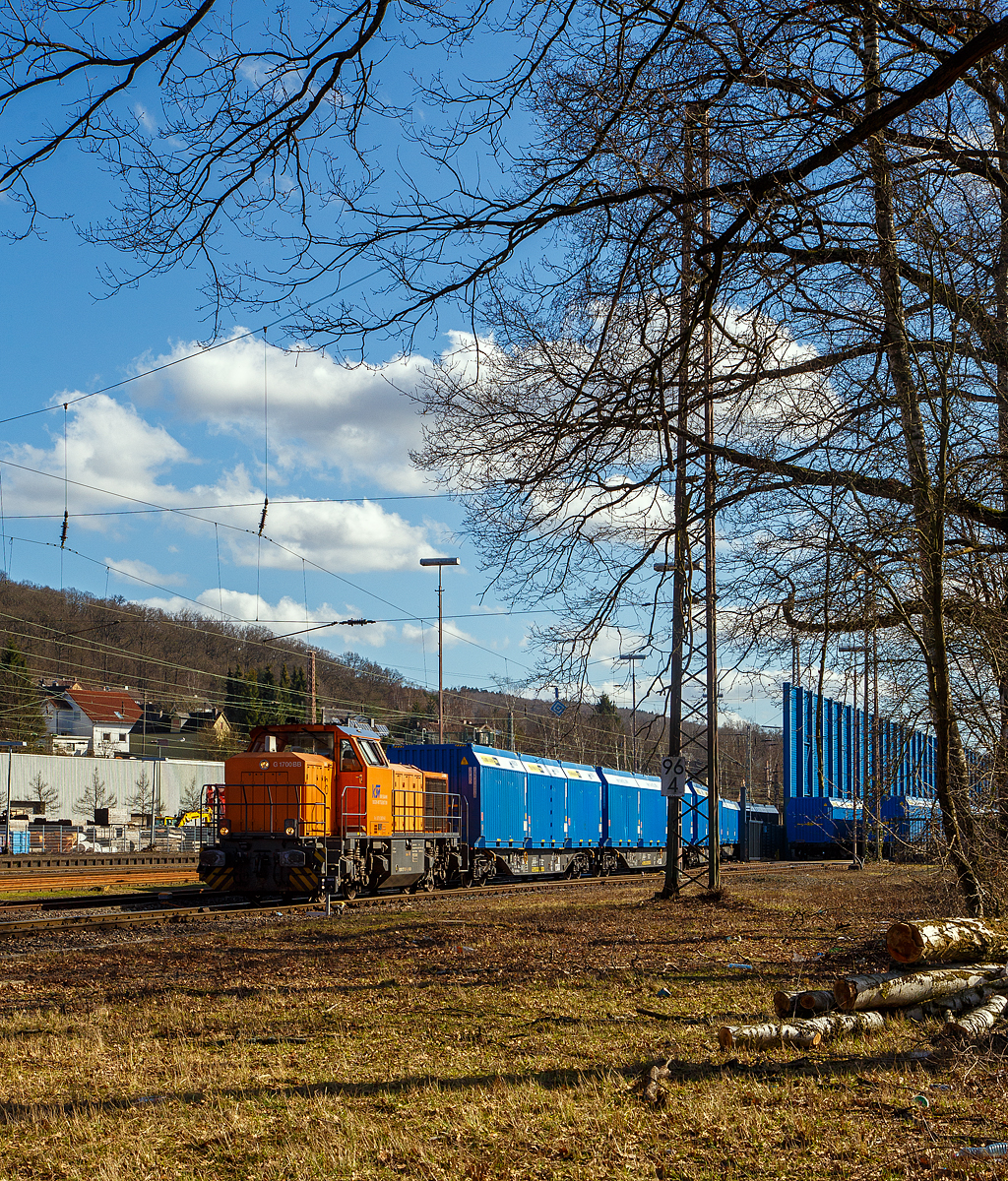 Die KSW 46 bzw. 277 807-4 (92 80 1277 807-4 D-KSW) eine Vossloh G 1700-2 BB der Kreisbahn Siegen-Wittgenstein, rangiert am 23.02.2022 einen Mercer Holz-Holzhackschnitzeln-Zug beim Südwestfalen Container-Terminal (SWCT) in Kreuztal. 

Die Wagen sind vierachsiger Drehgestell-Flachwagen der Gattung Snps 63´ der TRANSWAGGON GmbH, beladen mit je 3 speziellen 21 Fuß Container befüllt mit Holzhackschnitzeln. Die Hackschnitzel werden durch LKW´s angeliefert Terminal und gesammelt. Nach der Ankunft des Leerzuges werden die leeren Container mittels Reachstacker vom Wagen gehoben, durch einen Radlader mit Hackschnitzel beladen und wieder durch Reachstacker auf den Wagon geladen.

Die Gesellschafter der SWCT sind zu jeweils 50% die Kombiverkehr Deutsche Gesellschaft für kombinierten Güterverkehr mbH & Co. KG und die KSW Kreisbahn Siegen-Wittgenstein GmbH.