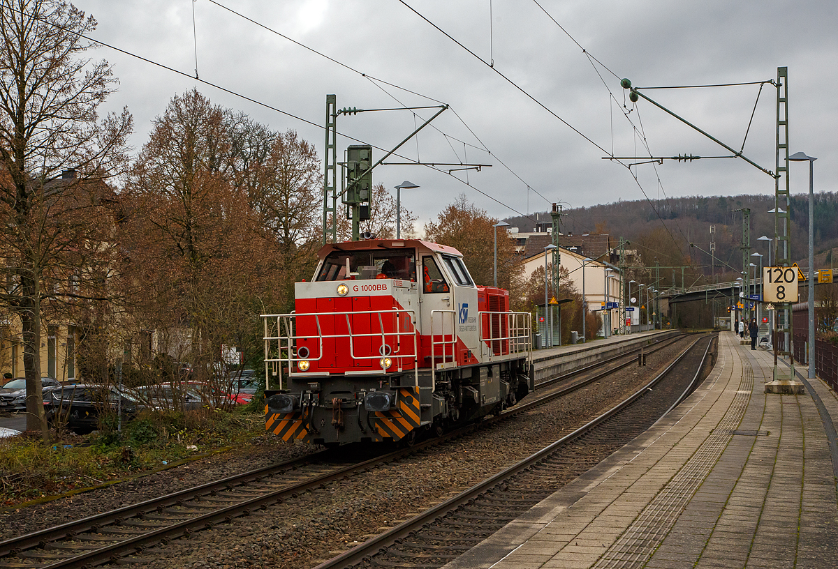 Die KSW 47 (92 80 1271 027-5 D-KSW), ex D 2 der HFM, eine Vossloh G 1000 BB der KSW (Kreisbahn Siegen-Wittgenstein), fährt am 03.12.2021, als Lz (Lokzug) bzw. auf Tfzf (Triebfahrzeugfahrt), durch den Bahnhof Kirchen/Sieg in Richtung Betzdorf/Sieg. Von Betzdorf geht es, nach dem Richtungswechsel, dann nach Herdorf.

Die Lok wurde 2008 unter der Fabriknummer 5001673 bei Vossloh in Kiel gebaut, 2009 ging sie zur kundenspezifische Anpassung zum Service-Zentrum Moers und erst am 16.07.2010 erfolgte die Auslieferung an HFM Managementgesellschaft für Hafen und Markt mbH in Frankfurt (Main)  D 2  (92 80 1271 027-5 D-HFM). Am 31.10.2016 ging sie dann an die Kreisbahn Siegen-Wittgenstein (KSW).