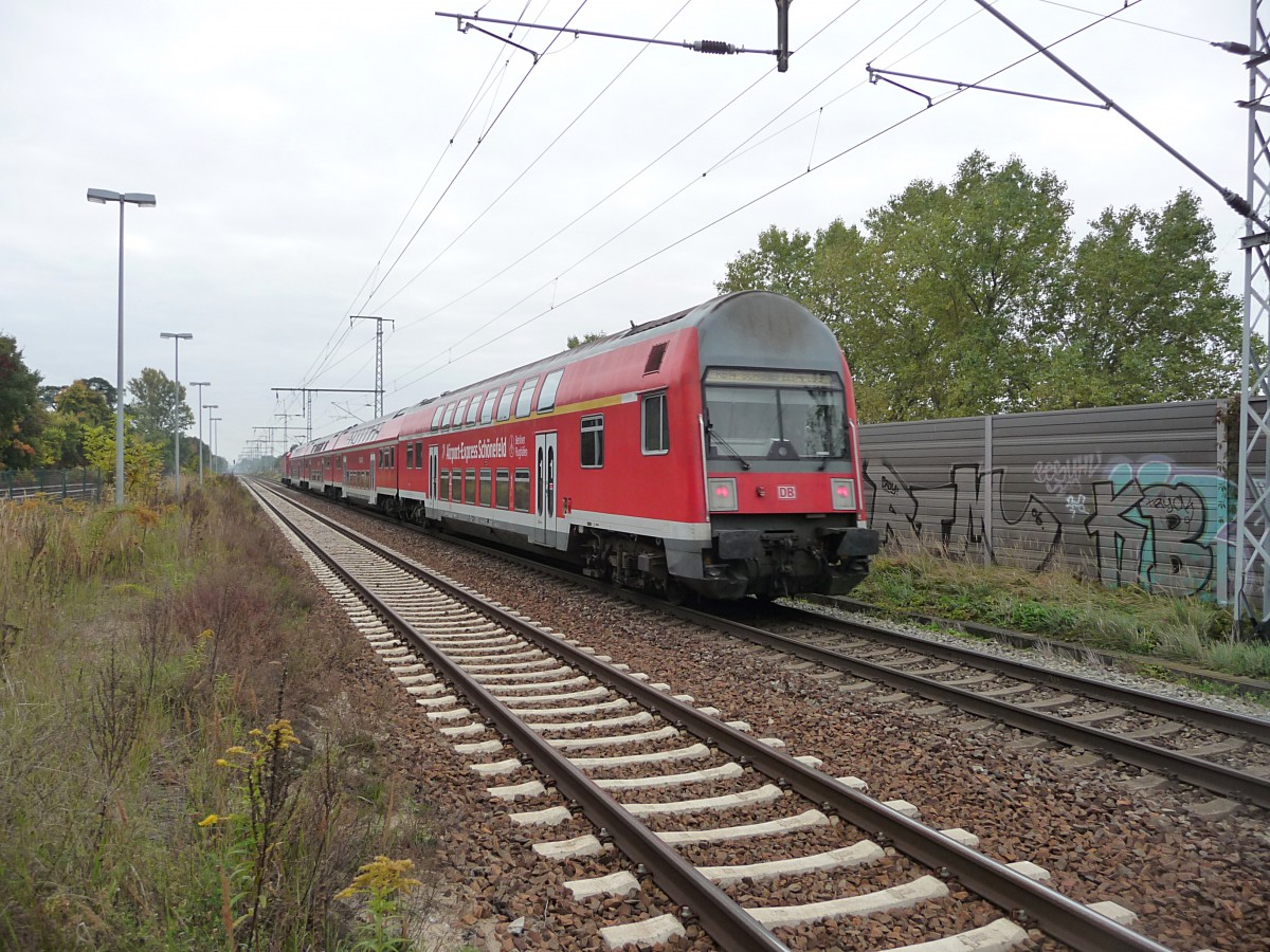 Die letzte DR-Neuentwicklung (geliefert allerdings schon in mintgrn) war dieses Gefhrt mit dem sperrigen Namen DABbuzfa 760, der erste 140km/h schnelle DR-Doppelstockwagen. Auch einige der Mittelwagen sind fr dieses Tempo geeignet. Der hier abgebildete Steuerwagen wird aber wohl kaum schneller als 120 fahren, das verhindert die 143. Berlin-Karlshorst, 7.10.13