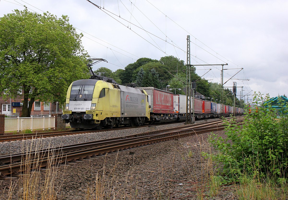 Die letzte gelbe ES64U2 die 011 oder 182 511-6 (REV/ Lz / 30.03.12) rauscht hier mit dem Lauritzen KLV aus Hamburg kommend durch Schleswig gen Dänemark. 16.07.2017