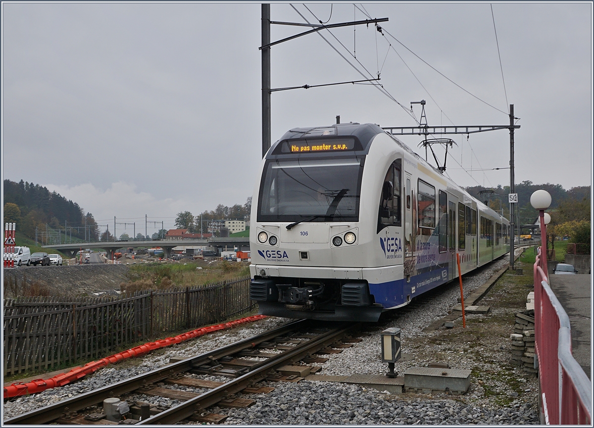 Die letzten Tage des  alten  Bahnhofs von Châtel St-Denis: der TPF ABe 2/4 - B - Be 2/6 106 fährt über die seit der Umbaubedingten Stilllegung der Strecke nach Palézieux verschraubte Weiche  1  und erreicht den Bahnhof von Châtel St-Denis.

28. Okt. 2019