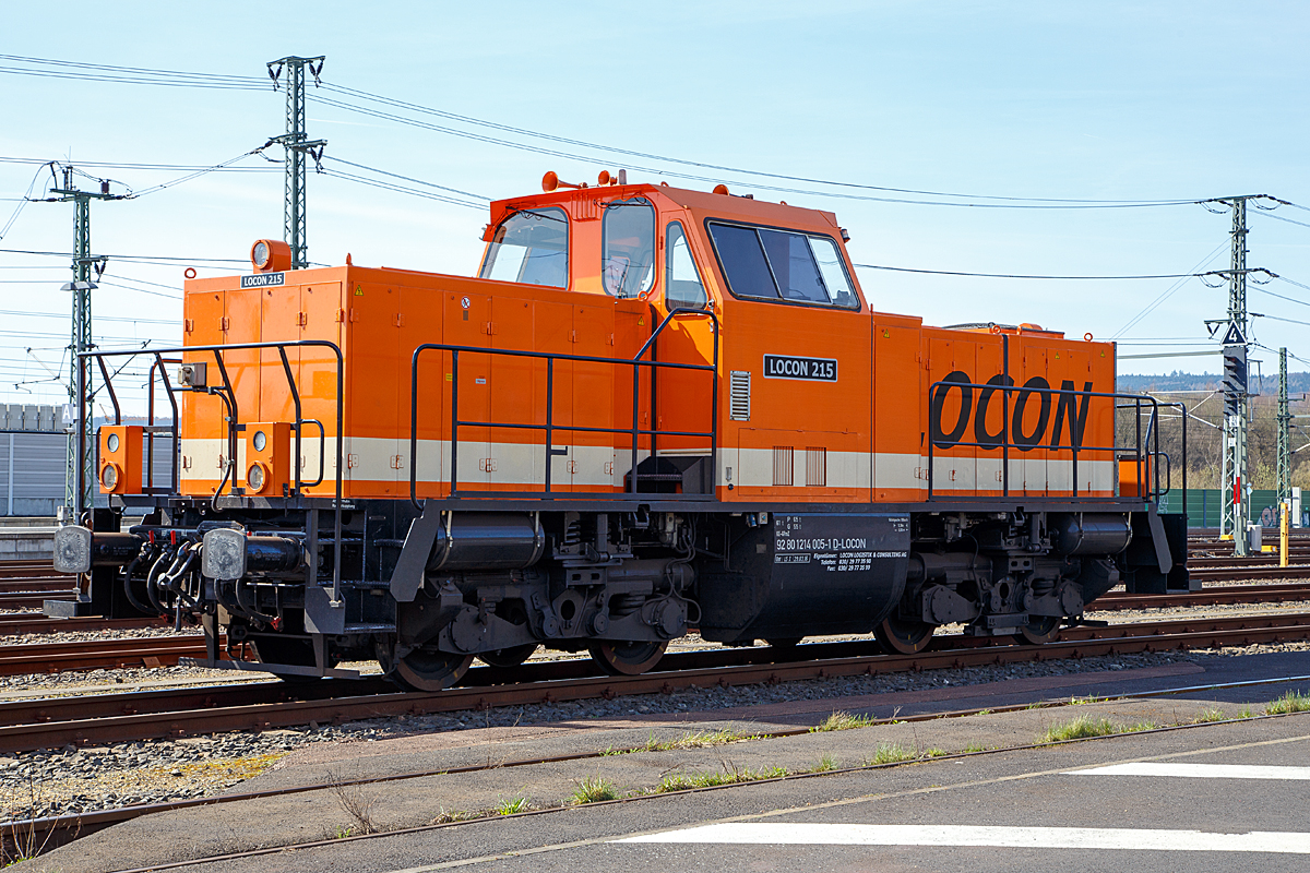 
Die LOCON 215 (92 80 1214 005-1 D-LOCON) der LOCON Logistik & Consulting AG, ex DB 262 005-2 (NVR: 92 80 1214 005-1 D-ALS), ex DB 212 250-5, ex DB V 100 2250, abgestellt am 25.03.2017 beim ICE-Bahnhof Montabaur. 

Die Spenderlok (eine V 100.20) wurde 1965 von MaK in Kiel unter der Fabriknummer 1000297 gebaut und als V 100 2250 an die Deutsche Bundesbahn geliefert. Zum 01.01.1968 erfolgte dann die Umzeichnung in DB 212 250-5, als diese fuhr sie bis zur Ausmusterung im Dezember 2001. Ende 2002 ging sie dann an ALSTOM Lokomotiven Service GmbH in Stendal. Im Jahr  2008 wurde sie dann von ALS und GLG gemäß Umbaukonzept BR 214 in die heutige 214 005-1 umgebaut. 2008 und 2009 war sie dann als Mietlok, als alias 262 005-2 bezeichnet jedoch mit der NVR-Nummer 92 80 1214 005-1 D-ALS, bei der Railion Deutschland AG bzw. DB Schenker Rail Deutschland AG, sowie bei der  DB Regio AG. Von 2010 bis 2013 war sie dann bei der an CC-Logistik als 262 005-2 bis sie dann im Juni 2013 an die LOCON ging. 

Das Umbaukonzept BR 214:
Mit der Gründung des Joint-Ventures ALSTOM Lokomotiven Service GmbH (ALS) wurden über 100 Loks des Typs V 100 (DB) in das Gemeinschaftsunternehmen (von ALSTOM und der Deutschen Bahn AG) eingebracht. Nachdem einige Loks verkauft werden konnten, verblieben rund 60 Maschinen, z.T. nur noch als Rahmen in Stendal. 

ALSTOM Lokomotiven Service GmbH (ALS) entstand aus dem Reichsbahnausbesserungswerk Stendal (kurz: Raw Stendal), nach der Wiedervereinigung wurde das Werk zum  Schienfahrzeugzentrum Stendal  der DB Regio AG. Aufgrund des geringeren eigenen Bedarfs kam es mehrfach zu Schließungsplänen. Schließlich entschloss sich die Deutsche Bahn AG zur Kooperation mit dem ALSTOM-Konzern im Rahmen eines Joint Venture. 

Gemeinsam mit der Gmeinder Lokomotivenfabrik GmbH (GLG) in Mosbach begann 2006 die Projektierung (Entwicklung) einer Lokomotive auf Basis des V 100.20-Fahrgestells unter Verwendung von Standard-Bauteilen für den Neuaufbau. Ende 2006 erfolgte die Beschlussfassung zur Durchführung des Projektes sowie ein Rahmenvertrag mit der GLG über die Lieferung von Hauptkomponenten wie z. B. Fahrerkabine, Steuerung, Bremsgerüst und Kühler. Zudem wurden die beiden ersten Loks bei GLG gefertigt. Die zwei entsprechenden Rahmen, der 212 196-0 und  212 197-8 (Jung Fabriknummer 13672 und 13673)  wurden im Januar 2007 per LKW von Stendal nach Mosbach überführt, im Sommer 2007 lief die Produktion weiterer Loks in Stendal an. Der Vertrag für zwei erste Loks wurde Anfang 2007 mit der NbE unterzeichnet, eine erste 214 wurde im Juni 2007 auf der Messe  transportlogistic  in München präsentiert. Die Bauartzulassung durch das Eisenbahnbundesamt wurde am 20. Mai 2008 erteilt, zugleich die Bezeichnung als Baureihe 1214 im EBA-Fahrzeugregister festgelegt. Für den Umbau werden nur die Rahmen und Drehgestelle bisheriger V 100 nach Aufarbeitung weiterverwendet.

Die Modernisierung der in Szenekreisen aufgrund der eckigen Formen als  Lego-Lok  bezeichneten Maschinen umfasst:
Einbau eines neuen, leistungsstarken Dieselmotors (Caterpillar V-8- Dieselmotor, vom Typ CAT 3508 B SC) mit zugehöriger Luftansaugung und Abgasanlage mit Partikelfilter
Einbau eines umgebauten und grundüberholten Strömungsgetriebes
Einbau einer neuen Kühlanlage
Einbau einer Hydrostatikanlage für den Antrieb des Kühlerlüfters und des Luftverdichters
Ersatz des Heizdampfkessels durch eine Vorwärmanlage
Einbau einer modernen Drucklufterzeugungsanlage mit Lufttrockner
Einbau einer modernen Druckluftbremsanlage
Umstellung der Bordelektrik von 110 V DC auf 24 V DC
Einbau einer elektronischen Loksteuerung und -überwachung (SPS Schneider Selectron) und optionaler Funkfernsteuerung
Einbau einer optionalen Zugsicherungsanlage I 60 R
Einbau einer optionalen Zugfunkanlage
Neubau des Führerhauses nach ergonomischen und designerischen Gesichtspunkten mit hohem Lärm- und Brandschutzniveau

Bisher wurden 36 Fahrzeuge umgebaut. Die DB bezeichnet die von ihr angemieteten Loks als Baureihe 262 (als Baureihe 214 bzw. 714 wurden ja bereits die Lokomotiven der Tunnelrettungszüge bezeichnet).

TECHNISCHE DATEN:
Spurweite: 1.435 mm (Normalspur)
Achsfolge:  B´B´
Länge über Puffer: 12.300 mm (12.500 über Rangierkupplung)
Drehzapfenabstand: 6.000 mm
Drehgestellachsstand: 2.200 mm
Größte Höhe über SOK: 4.260 mm
Breite: 3.100 mm
Treibraddurchmesser:  950 mm (neu) / 870 mm (abgenutzt)
abgenutzt
Dienstgewicht: 61 t
Höchstgeschwindigkeit: 100 km/h / Rangiergang 60 km/h
Motor: Caterpillar V-8-Viertakt-Dieselmotor mit Turboaufladung und Ladeluftkühlung, vom Typ CAT 3508 B SC
Motorhubraum:  34,5 l (Bohrung 170 mm x Hub 190 mm)
Motorgewicht: ca. 4.300 kg
Motornenndrehzahl : 1.800/min
Motorleistung:  970 kW
Antriebsleistung:  957 kW
Max. Anfahrzugkraft: 177 kN
kleinster befahrbarer Gleisbogen: 100 m
Bremse: KE-GP-mZ
Kraftstoffvorrat: 2.700 Liter
