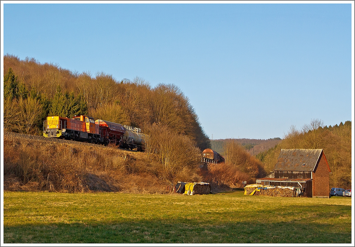 Die Lok 42 (277 902-3) der KSW  (Kreisbahn Siegen-Wittgenstein) eine MaK 1700 BB rauscht am 06.03.2014 mit ihrem Übergabezug bei Herdorf-Sassenroth in Richtung Betzdorf.