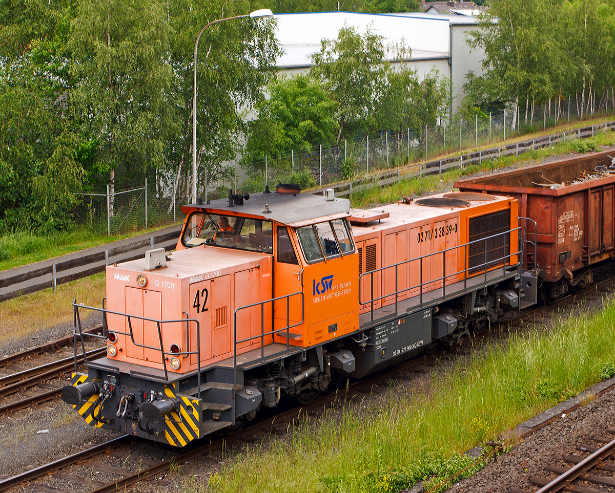 
Die Lok 42 (277 902-3) der KSW (Kreisbahn Siegen-Wittgenstein) eine MaK 1700 BB fährt am 23.05.2014 mit ihrem Übergabezug von Herdorf in Richtung Betzdorf/Sieg los. 

Die Lok ist Vossloh MaK G 1700 BB (eingestellt als 92 80 1277 902-3 D-KSW), sie wurde 2001 unter der Fabriknummer 1001108 bei Vossloh gebaut, und war die erste gebaute G 1700 BB.

Die Vossloh Lokomotive MaK G 1700 BB ist eine dieselhydraulische Lokomotive. Bei der Überarbeitung der Typenpalette nach der Übernahme der MaK durch Vossloh 1998 wurde im 4. Typenprgramm unter der Bezeichnung G 1700 BB der Bau einer vierachsigen Streckenlokomotive mit Mittelführerhaus vorgesehen. Tatsächlich handelte sich zunächst um eine Weiterentwicklung der G 1206. Die Maschine wurde in einigen Details an die Lokomotiven des 4. Typenprgramms angepasst. Dies betraf in erster Linie den Rahmen, der so geändert wurde, dass die neuen Standarddrehgestelle verwendet werden konnten. Dabei wurden die Rahmenenden so umgestaltet, dass die Lokomotiven die im 4. Typenprgramm üblichen Komfortaufstiege erhielten. Ebenfalls geändert wurde der Dieselmotor. Zum Einsatz kam der schon bei den G 1206 für die Dortmunder Eisenbahn verwendete MTU 12V 4000 R20 mit einer unveränderten Leistung von 1500 kW. Die übrigen Komponenten der G 1700 BB blieben gegenüber der G 1206 weitgehend unverändert.

Die ersten beiden Lokomotiven dieses Typs wurden im Jahr 2001 ausgeliefert. Ende 2002 und Anfang 2003 folgten weitere vier Lokomotiven als Vorratsbauten.

Nach diesen sechs Lokomotiven wurde der Bau der G 1700 BB zugunsten der technisch sehr ähnlichen und bereits weiter verbreiteten G 1206 wieder eingestellt.

Bei der G 1700-2 BB handelt es sich nicht um eine Weiteentwicklung der G 1700 BB, sondern um eine komplette Neuentwicklung. 

Technische Daten
Spurweite:  1.435 mm
Achsfolge:  B´B´  
Länge über Puffer: 14.700 mm 
Drehzapfenabstand:  7.400 mm 
Drehgestellachsstand:  2.400 mm 
größte Breite:  3.080 mm
größte Höhe über Schienenoberkante:  4.220 mm
Raddurchmesser neu: 1.000 mm
kleinster befahrbarer Gleisbogen:  60 m
Dienstgewicht  87,3 t 
Kraftstoffvorrat  3.500 l
             
Motor:  MTU-12-Zylinder-Dieselmotor, vom Typ  12V4000R20 
Leistung:  1.500 kW bei 1800 U/min
             
Getriebe:  Voith L 5r4 zU2 
Höchstgeschwindigkeit : 100 km/h 
             
Baujahr  2001 - 2003 
gebaute Stückzahl  6
