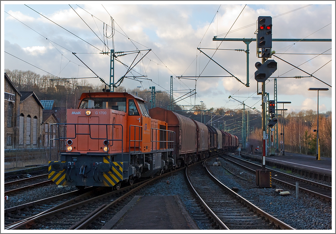 Die Lok 42 (92 80 1277 902-3 D-KSW) der KSW (Kreisbahn Siegen-Wittgenstein), eine MaK 1700 BB, fährt am 17.02.2014 mit einem Coil-Güterzug vom Rangierbahnhof Betzdorf/Sieg nun auf die KBS 462 (Hellertalbahn) nach Herdorf.