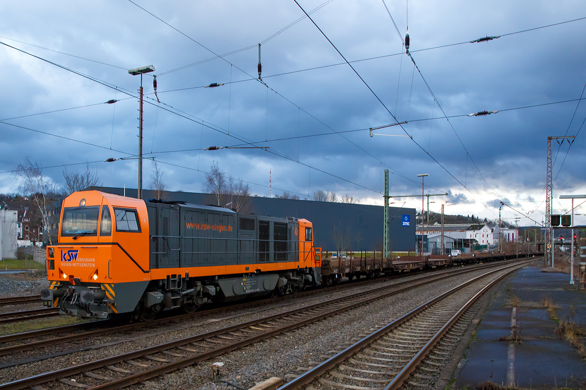 
Die Lok 43 (92 80 1273 018-2 D-KSW) der KSW (Kreisbahn Siegen-Wittgenstein), eine Vossloh MaK G 2000 BB, rangiert am spten Nachmittag des 08.02.2016 mit einem Gterzug in Siegen-Weidenau.