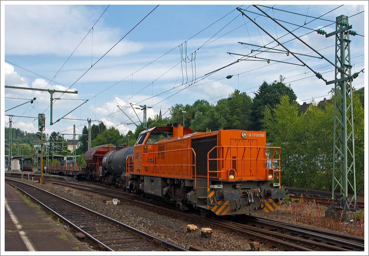 Die Lok 46 der Kreisbahn Siegen-Wittgenstein (KSW) kommt am 02.07.2013 mit Ihrem Übergabezug von Herdorf in Betzdorf (Sieg) an. Hier setzt sie dann im Rangierbereich um, bevor sie dann die Fahrt nach Kreuztal fortsetzen kann.

Die Lok ist Vossloh G 1700-2 BB (eingestellt als 92 80 1277 807-4 D-KSW), sie wurde 2008 unter der Fabrik-Nr. 5001680 gebaut.