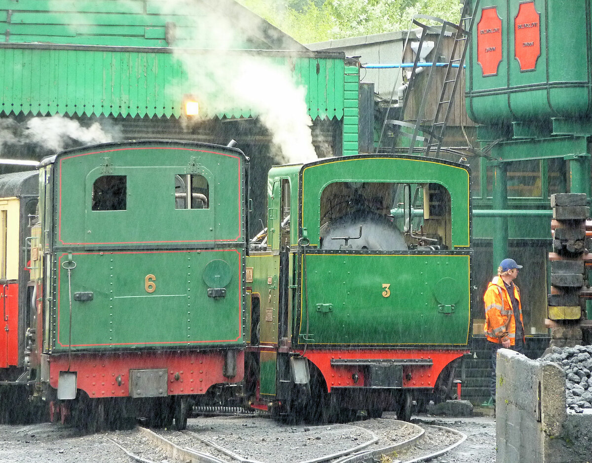 Die Lokomotiven von 1895/96 (SLM Winterthur) für die Snowdon Mountain Railway / Rheilffordd yr Wyddfa: Lok 3 steht neben der Lok 6 von 1922 in den Depotanlagen von Llanberis, 6.Juli 2012 