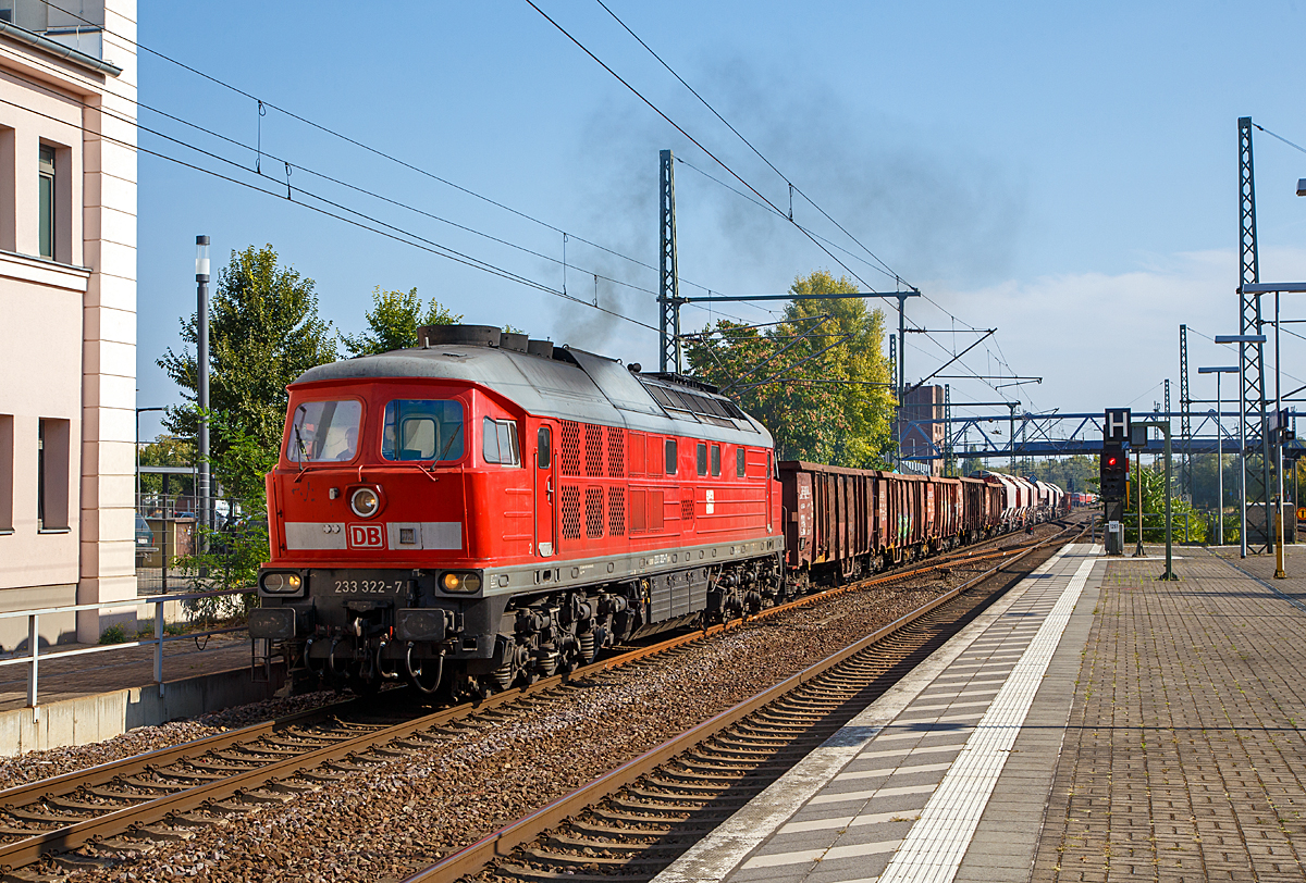 
Die Ludmilla 233 322-7 (92 80 1233 322-7 D-DB) der DB Cargo, ex DB 232 322-8, ex DR 132 322-9, fährt am 19.09.2018 mit einem Güterzug durch den Hauptbahnhof Brandenburg an der Havel.
