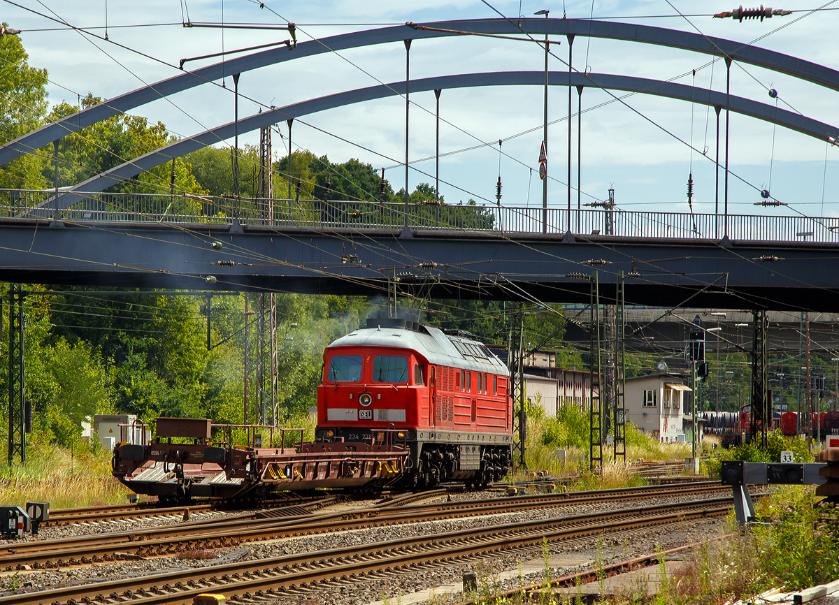 
Die  Ludmilla  234 278-0 (92 80 1234 278-0 D-SEL) der SEL – Martin Schlünß Eisenbahnlogistik (Wankendorf), ex DB 234 278-0, ex DR 232 278-2, ex DR 132 278-3, rangiert am 24.07.2020 mit einen 8-achsigen Niederflurwagen der Gattung Saadkms im RBf Kreuztal. Sie wird hier die von Jung gebaute V100.10 Wiebe Lok 2 bzw. 211 341-3 (92 80 1211 341-3 D-BLP) abholen.