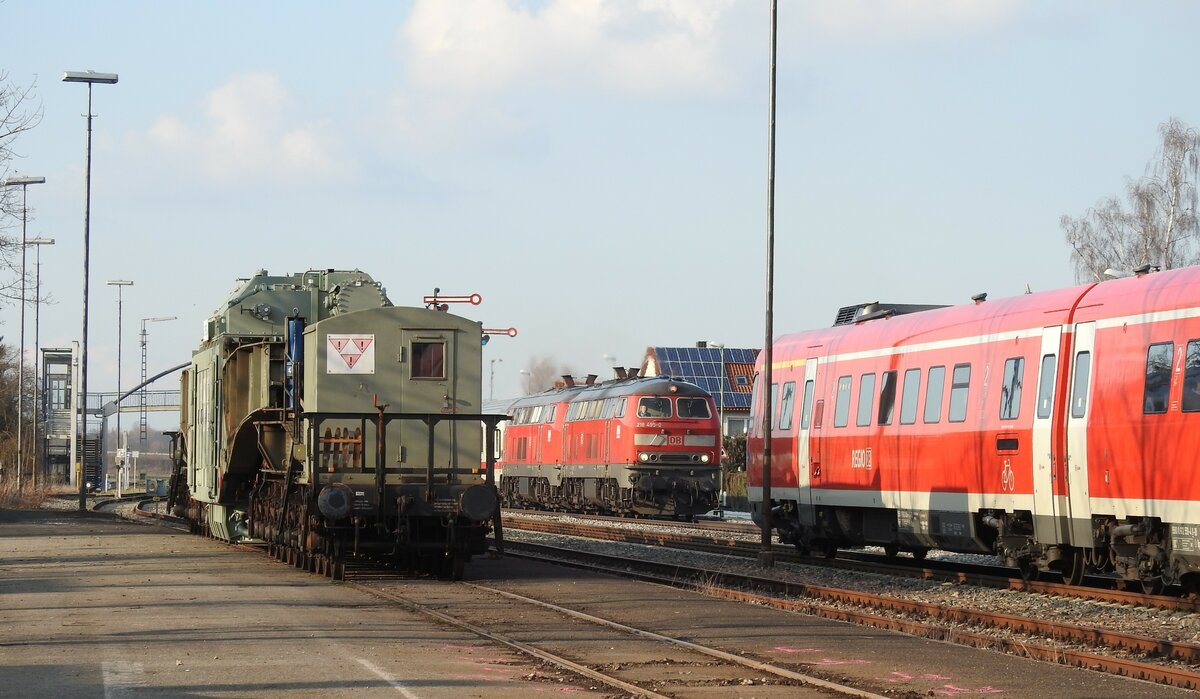 Die Lücke und den Augenblick abgepasst: 218 495-0 und eine weitere 218 mit IC 2013 Allgäu in voller Fahrt zwischen 612 059 und dem Tragschnabelwagen AMPP, mit einem 375 t Trafo beladen in Vöhringen am 08.03.2016.
