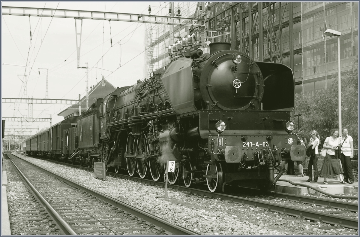 Die mchtige SNCF 241 A 65 auf der Fahrt Richtung Genve beim Halt in Morges.
30. Mai 2017