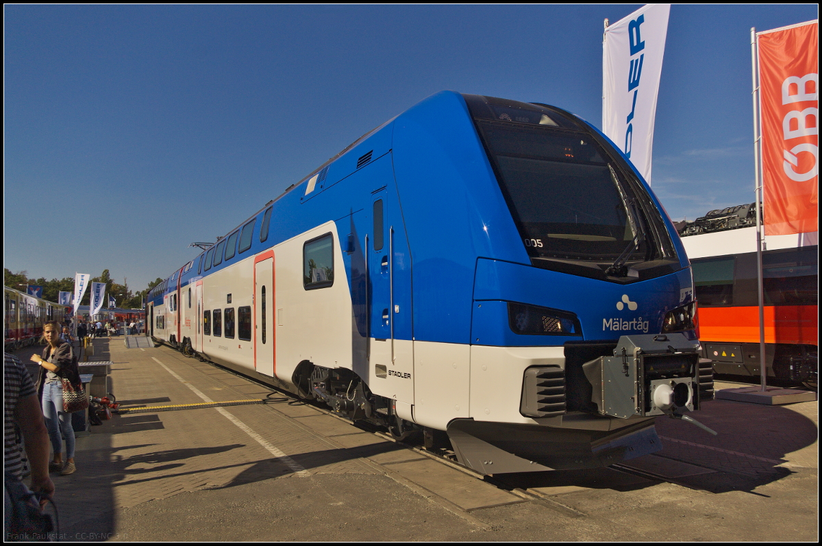 Die Mälardalstrafik MÄLAB AB aus Schweden hatte bei Stadler Doppelstockzüge vom Typ KISS für den Einsatz auf den Strecken Örebro – Eskilstuna – Stockholm, Norrköping – Nyköping – Stockholm, Hallsberg – Katrineholm – Stockholm och Linköping – Eskilstuna – Sala geordert. Gefahren werden die Züge unter dem Namen 'Mälartåg' ab 2019. Es handelt sich dabei um 4-teilige Elektrotriebzüge mit einer Länge von rund 105 m, die 200 km/h schnell fahren können. Ausgestellt war der Zug auf der InnoTrans 2018 in Berlin auf dem Freigelände.