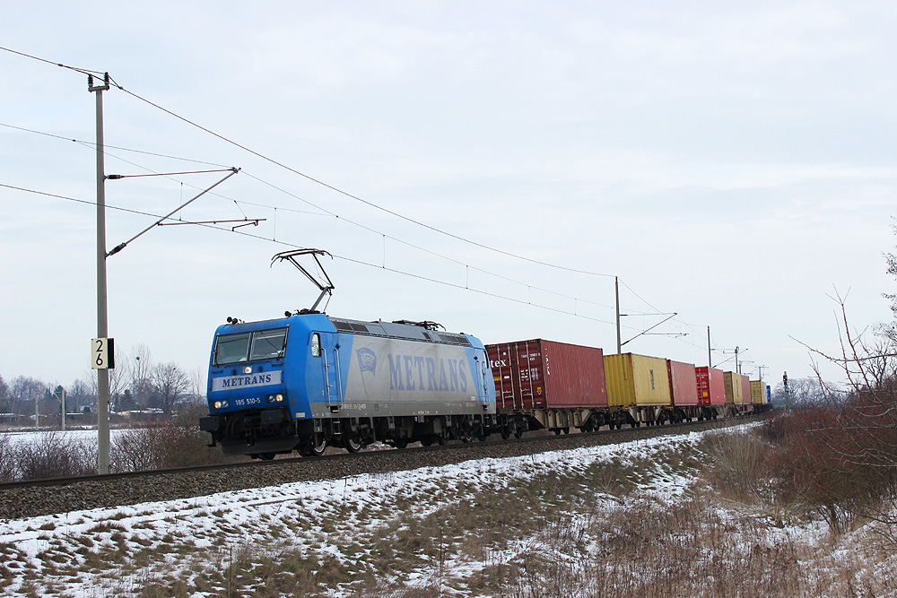 Die Metrans 185 510 verläßt mit einem Containerzug nach Hamburg über Salzwedel Stendal, 01.02.2014.