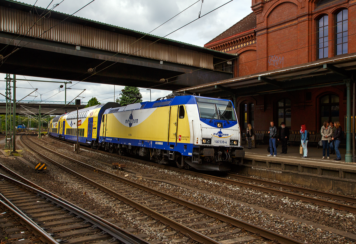 Die metronom 146 538-4  Rosengarten-Klecken  (91 80 6146 538-4 D-ME) erreicht am 16.06.2015 mit einem Regionalzug nach Lüneburg den Bahnhof Hamburg-Harburg.

Die TRAXX P160 AC2 wurde 2007 von Bombardier in Kassel unter der Fabriknummer 34098 gebaut und an die Landesnahverkehrsgesellschaft Niedersachsen (LNVG) geliefert, die die wiederum das Rollmaterial der Metronom Eisenbahngesellschaft mbH (Uelzen) zu Verfügung stellt.