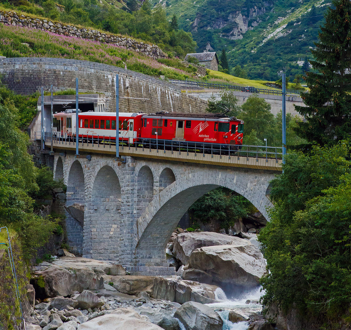 Die MGB Deh 4/4 – 55 „Brig“ schiebt am 01.08.2019 den Schllenenbahnzug von Gschenen  nach Andermatt nach hinauf und berquert hier gerade die Reuss. 

Die Strecke Gschenen–Andermatt ist die Schllenenbahn, eine einspurige Zahnradbahn (Zahnstangensystem Abt) im Schweizer Kanton Uri. Sie durchquert die Schllenenschlucht der Reuss und weist eine Maximalsteigung von 179 Promille auf, die steilste im MGB-Netz. Die Bahnstrecke wurde zwischen 1913 und 1917 durch die Schllenenbahn AG (SchB) gebaut. Die Schllenenbahn AG fusionierte 1961 mit der Furka-Oberalp-Bahn (FO), welche wiederum  zum 1. Januar 2003 mit der Zermatt-Bahn (BVZ), zur heutigen Matterhorn-Gotthard-Bahn (MG) fusionierte. 

Heute befrdert die Schllenenbahn im Jahr ca. 400.000 Reisende. Sie hatte in der Vergangenheit auch eine groe militrische Bedeutung. Sie versorgte die Festungsanlagen des Rduit im Gotthardmassiv. Die Bahnstrecke hat eine Gesamtlnge von 3.770 Metern, davon sind 2.509 mit Zahnstange ausgerstet. 1.022 Meter der Strecke befinden sich in Tunneln und 1.110 Meter in Galerien. Die Bahn fhrt durch fnf Tunnel und fnf schtzende Galerien. Vier Mal fhrt die meterspurige Schmalspurbahn ber eine Brcke.

Auf der Schllenenbahn wurden ursprnglich vier zweiachsige Elektrolokomotiven fr kombinierten Adhsions- und Zahnradbetrieb von SLM und BBC mit Bezeichnung SchB HGe 2/2 eingesetzt. Ursprnglich liefen sie mit 1.200 Volt Gleichstrom. 1941 wurden sie auf 11.000 Volt Wechselstrom umgestellt. Die letzte dieser vier Lokomotiven wurde 1985 Spter kamen kamen FO BCFhe 2/4 der Schweizerischen Lokomotiv- und Maschinenfabrik mit einem Antrieb der BBC zum Einsatz. ausrangiert. Heute (2019) befahren Deh 4/4 und Wagen der Matterhorn-Gotthard-Bahn die Strecke. Dabei befindet sich das Triebfahrzeug stets am talseitigen Ende, am Zugschluss luft ein Steuerwagen.

Die Schllenenbahn bietet einen stndlichen Pendelverkehr an und ist in den Fahrplan der SBB und der Matterhorn-Gotthard-Bahn vollstndig integriert.