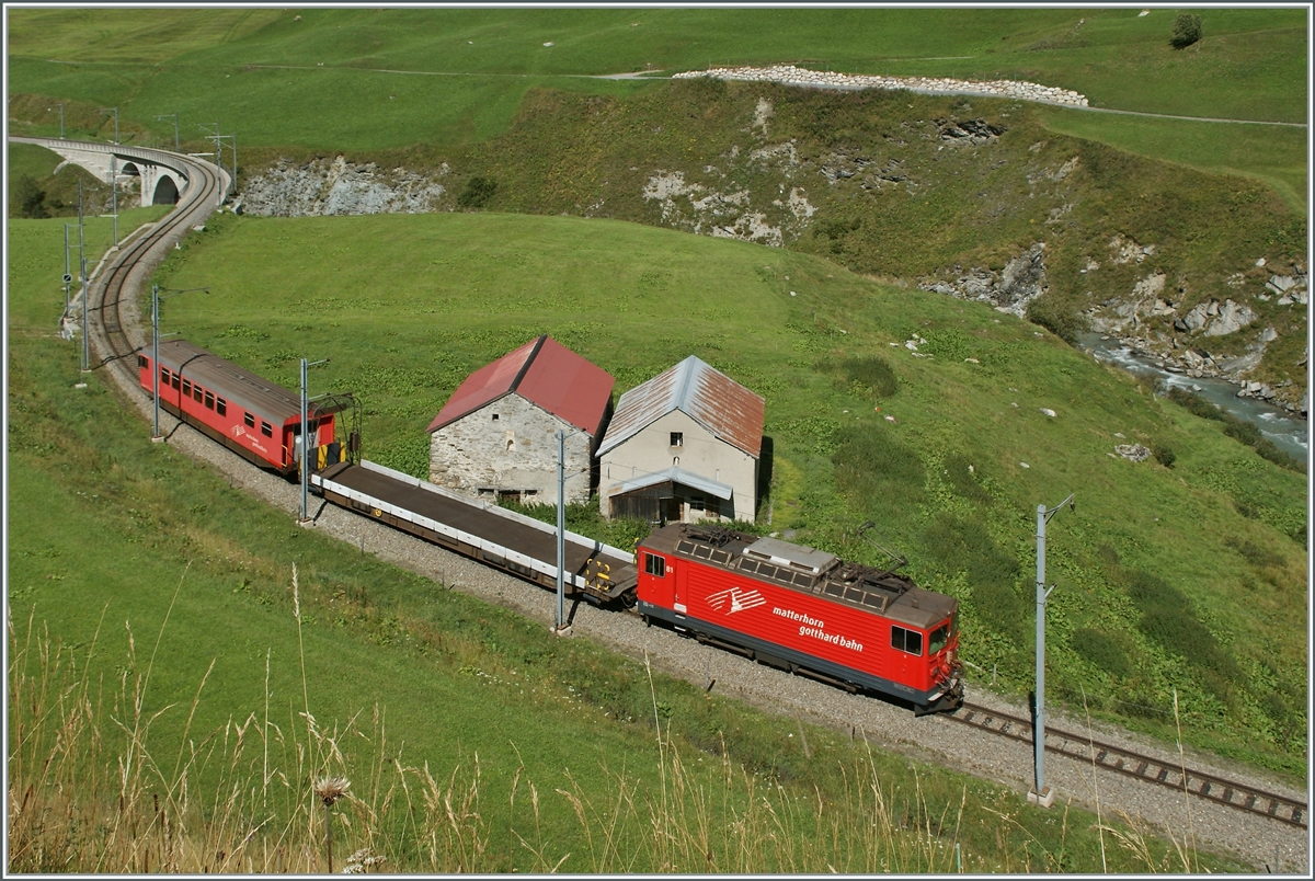 Die MGB Ge 4/4 III 81  Wallis  ist mit einem kurzen (Dienst?)-Zug bei Hospental auf der Fahrt von Andermatt nach Realp.

29. August 2013