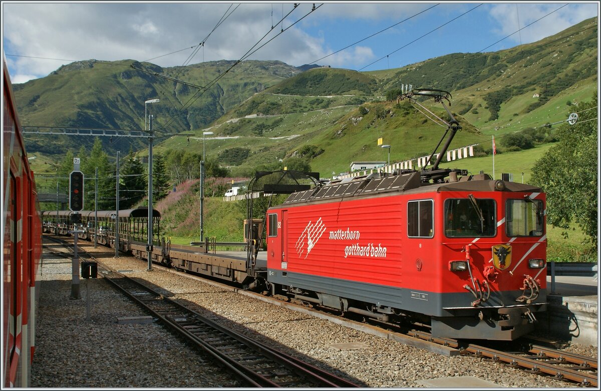 Die MGB Ge 4/4 III 82  URI  steht mit einem Auto-Tunnel Zug in Realp.

29. August 2013 