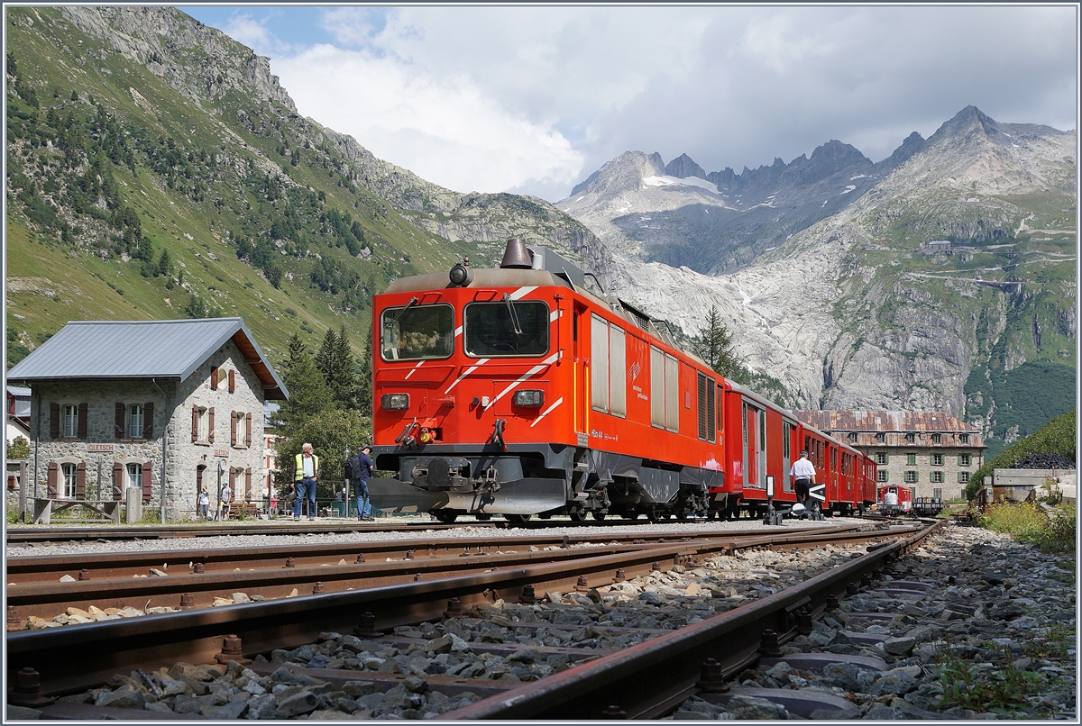 Die MGB HGm 4/4 61 (Baujahr 1967) steht mit ihrem Personenzug 241 in Gletsch zur Abfahrt nach Oberwald bereit. 

31. August 2019