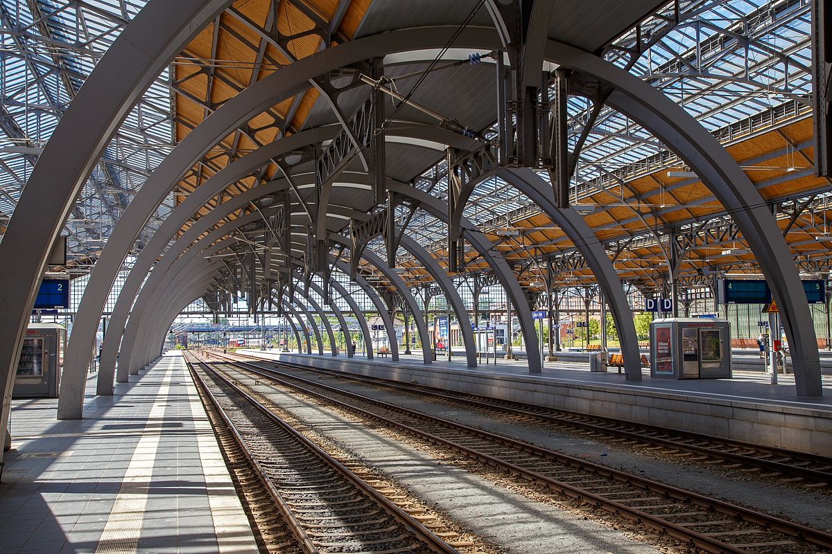 Die mittlere Bahnsteighalle vom Lübecker Hauptbahnhof am 11.06.2015.