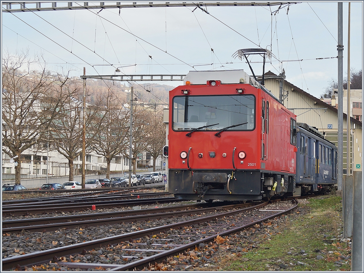 Die MOB (ex MVR) HGem 2/2 2501 begleitet den MOB BDe 4/4 3004 auf seiner wohl letzten Rangierfahrt in Vevey. 19. Dez. 2019