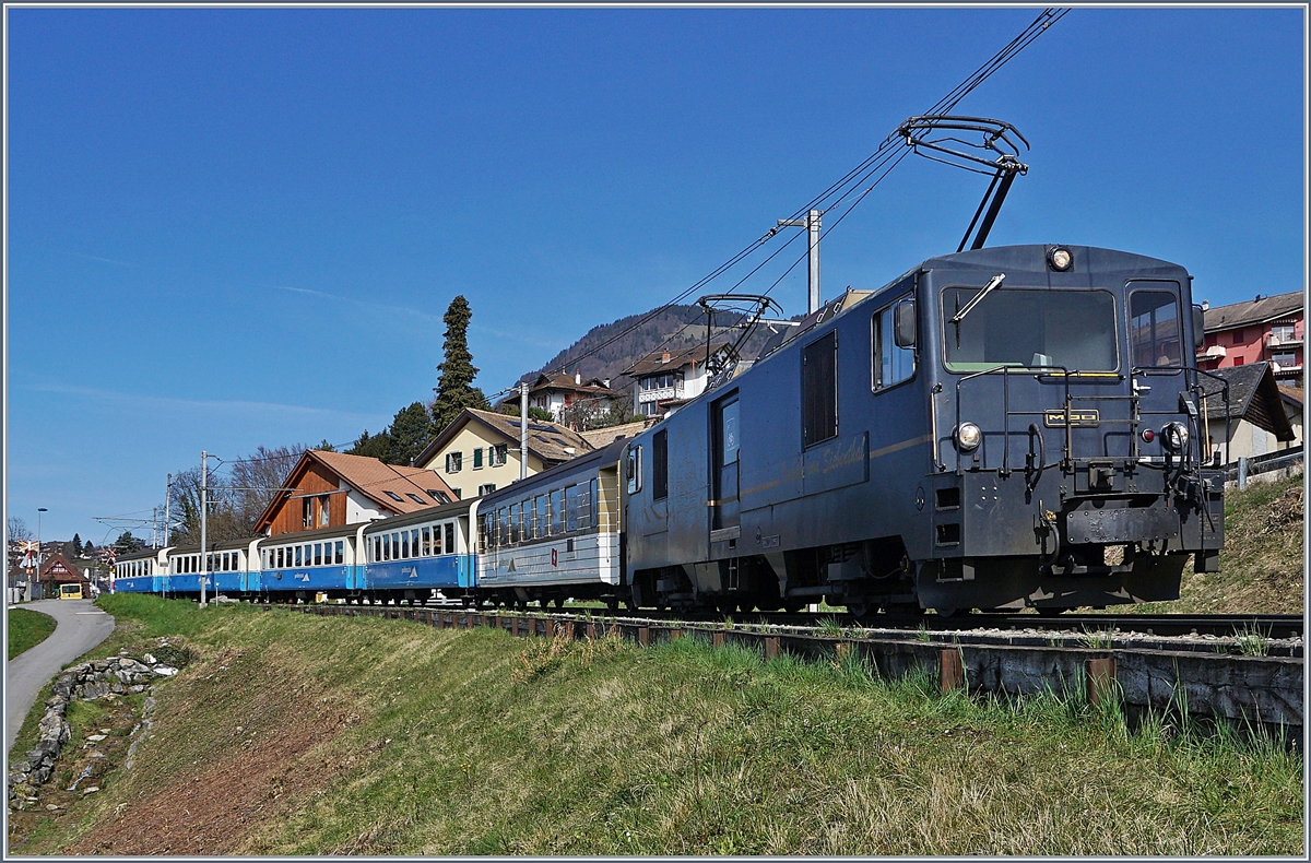 Die MOB GDe 4/4 6002 ist mit einem Extrazug in Richtung Montreux bei Planchamp unterwegs. 16. März 2016