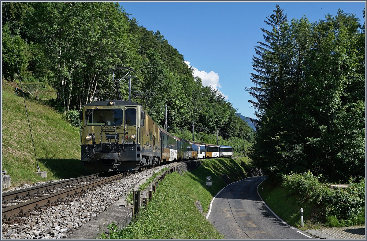 Die MOB GDe 4/4 6003 erreicht mit ihrem GoldenPass Panoramic Express auf dem Weg nach Zweisimmen in Kürze Chamby. 

21. Juni 2020