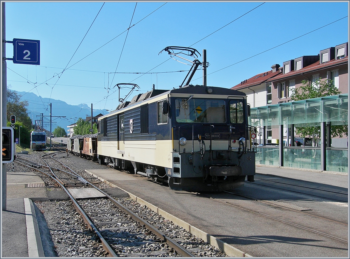 Die MOB GDe 4/4 6004  Interlaken  wartet in Blonay mit einem Schotterzug auf die Weiterfahrt nach Vevey. 23. Mai 2019