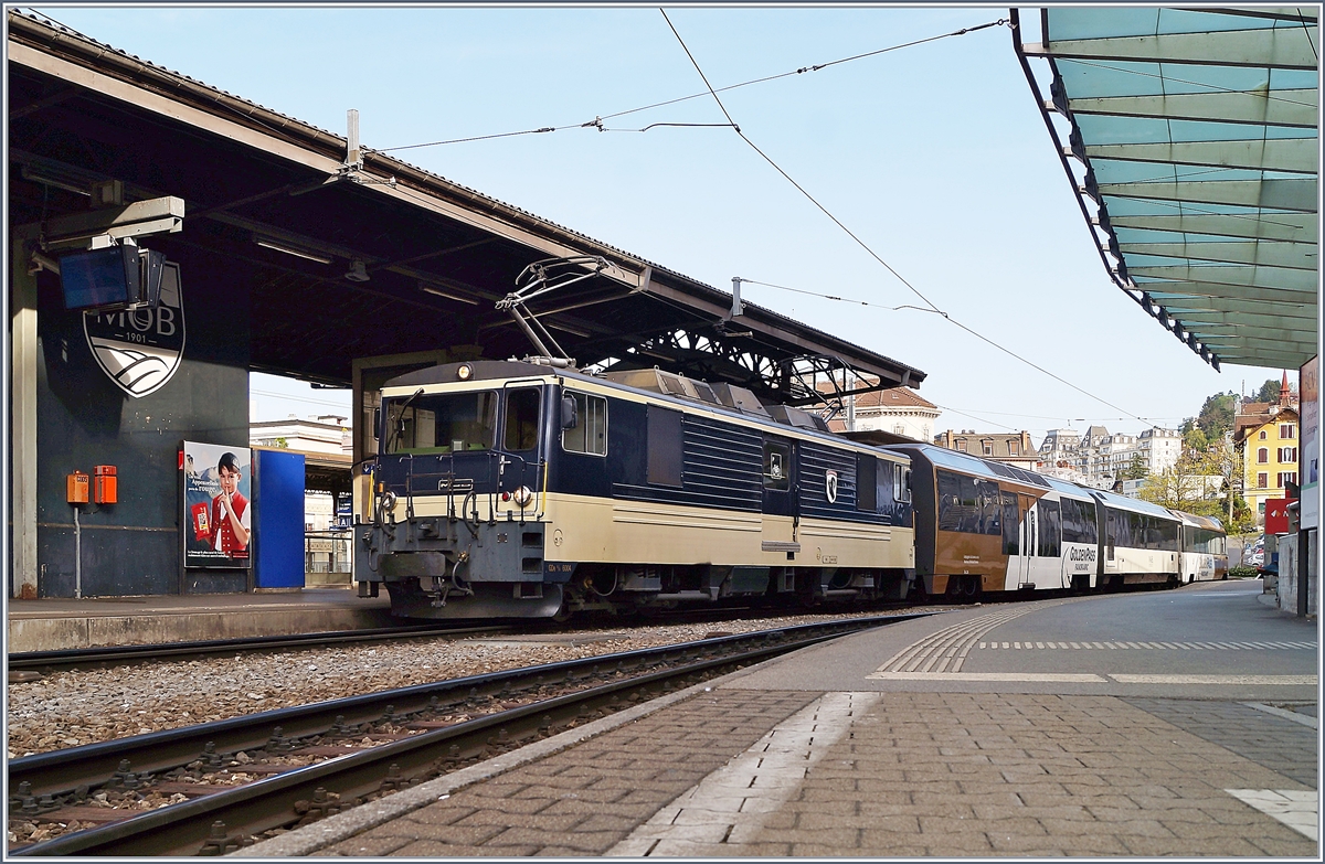 Die MOB GDe 4/4 6005 wartet mit dem MOB Golden Pass Panoramic Express PE 2118 in Montreux auf die Abfahrt nach Zweisimmen. 

18. April 2020