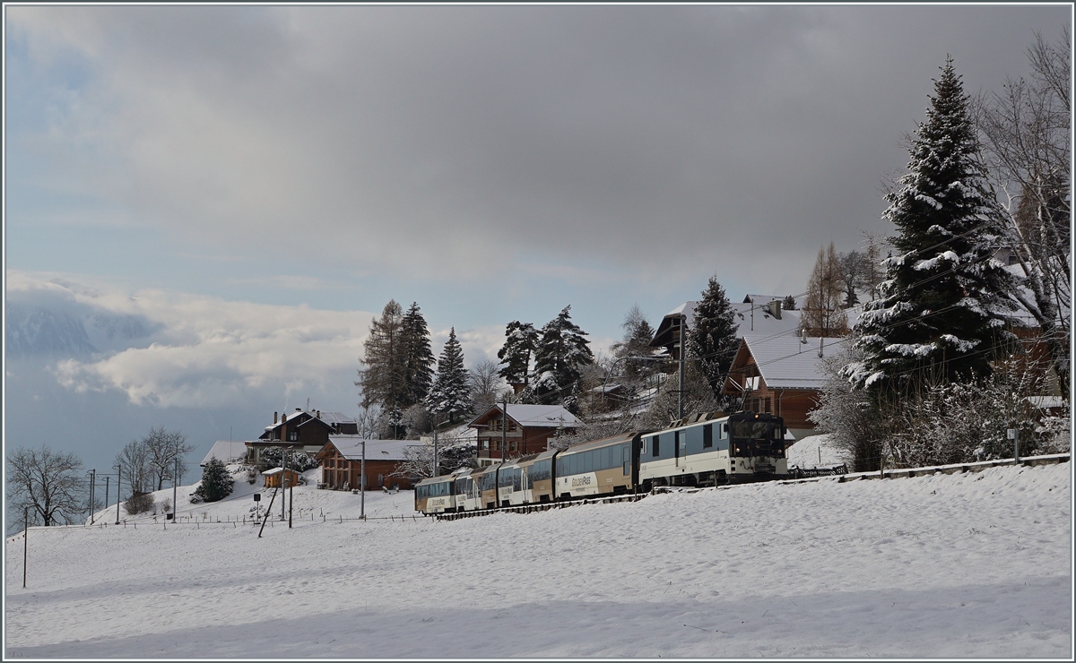 Die MOB GDe 4/4 6005 (ex GFM/TPF GDe 4/4 101) ist mit ihrem Golden Pass MOB Panoramic 2118 von Montreux nach Zweisimmen unterwegs und erreicht in Kürze Les Avants. 2. Dezember 2020