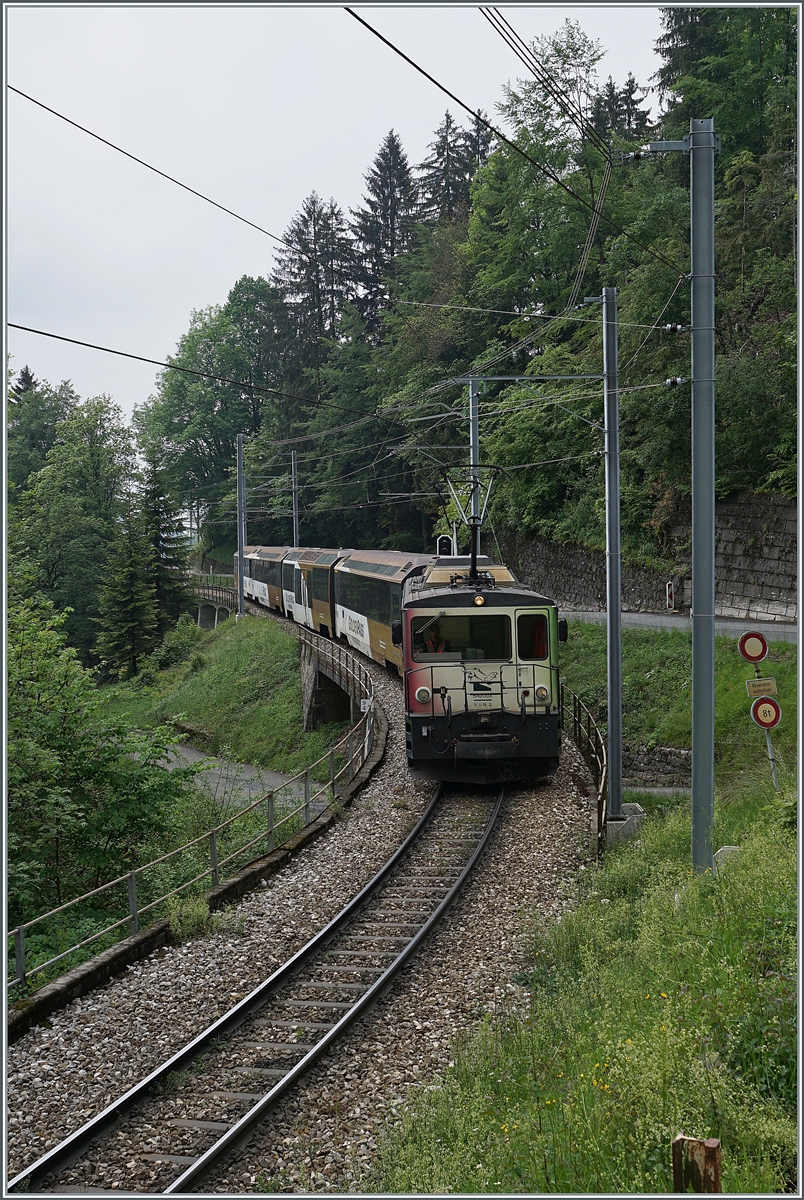 Die MOB GDe 4/4 6006 mit dem GoldenPass MOB Panoramic Montreux - Zweisimmen PE 2118 kurz nach Sendy-Sollard.

16. Mai 2020