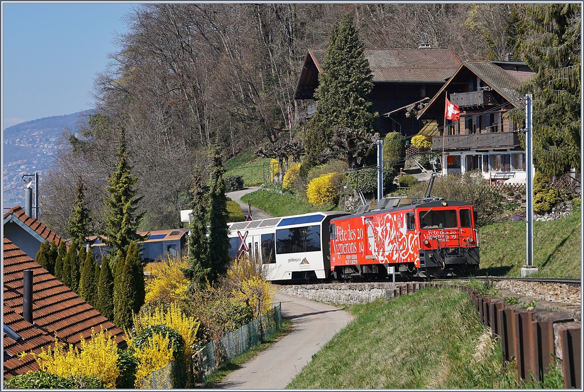 Die MOB GDe 4/4  Fêtes des Vignerons  fährt mit einem Regionalzug kurz nach Chernex in Richtung Zweismmen.

29. März 2019