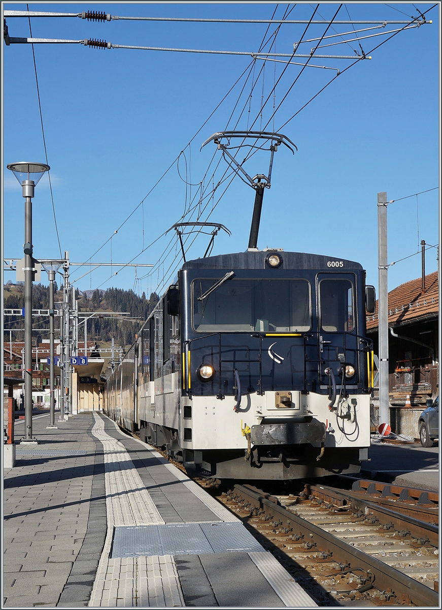 Die MOB GDe 4/4 ist nun mit dem MOB Goldenpass Panoramic Express 2123 in Zweisimme abfahrbereit.

25. Nov. 2020