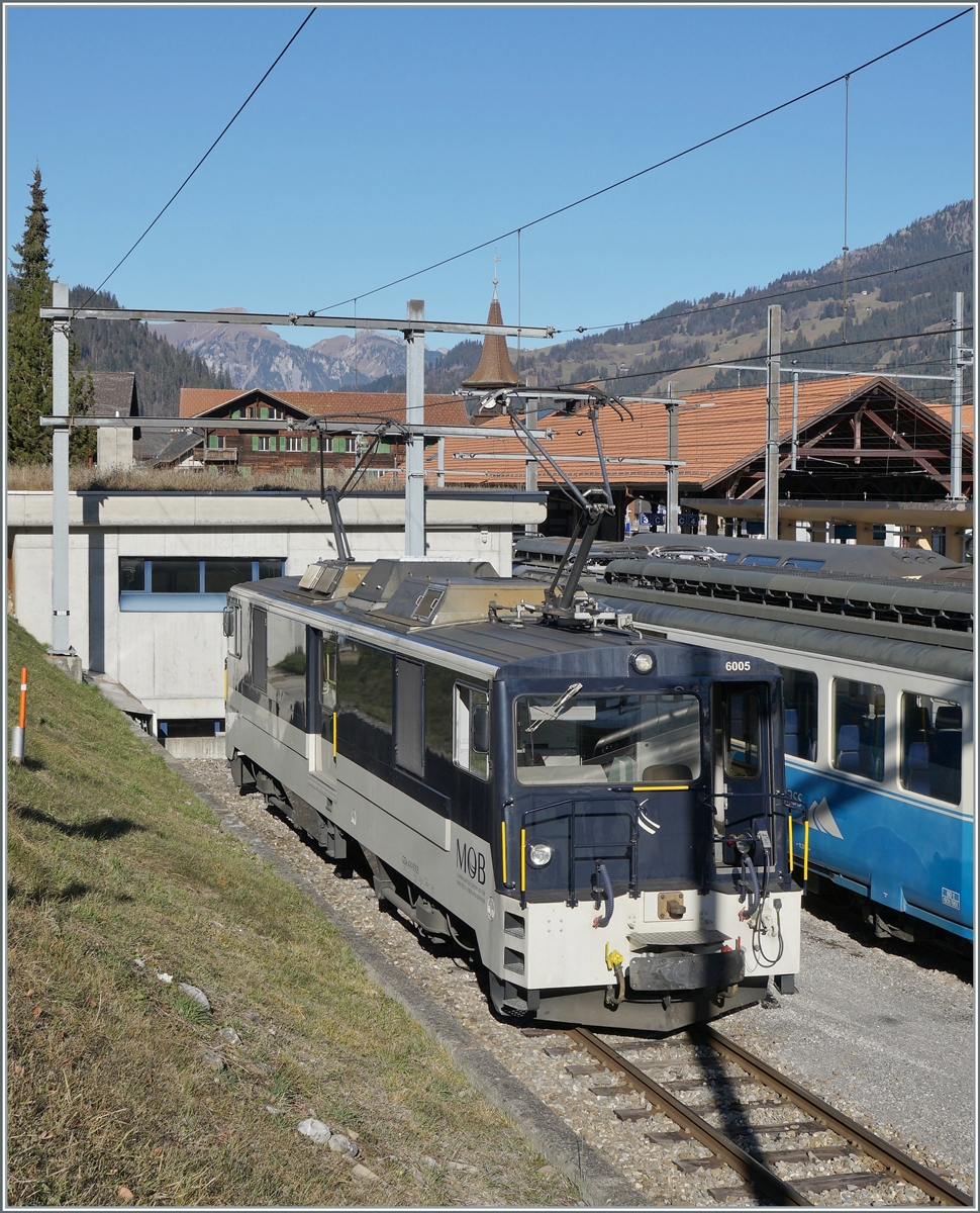 Die MOB GDe 4/4 wartet auf einem Abstellgleis in Zweisimmen mit offener Tür und einem unvorteilhaften Schattenwurf auf den Einsatz vor dem MOB Goldenpass Panoramic Express 2123. 

25. Nov. 2020