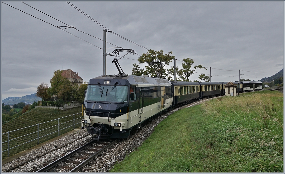 Die MOB Ge 4/4 8001 mit dem MOB Belle Epoque Zug 2217 Zweisimmen - Montreux bei Châtelard VD. In der Regel wird der Zug von zwei ABe 4/4 / Be 4/4 (Alpina) Serie 9000 im Sandwich befördert.

4. Okt. 2019 