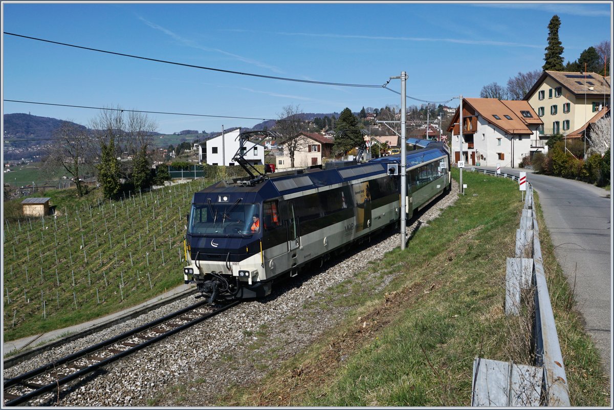 Die MOB Ge 4/4 8001 ist mit ihrem MOB Panoramic Express von Zweimmen nach Montreux bei Planchamp schon fast am Ziel ihrer Fahrt.

16. März 2020
