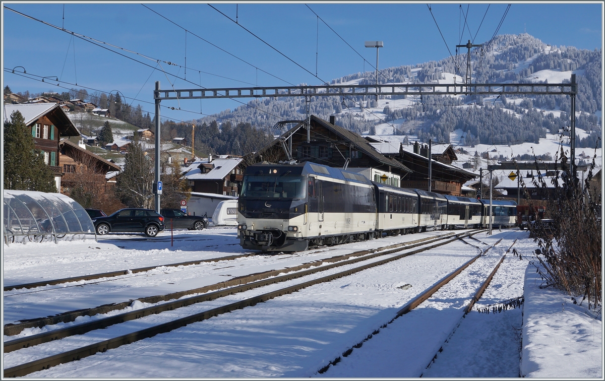 Die MOB Ge 4/4 8001 erreicht mit ihrem MOB GoldenPass Panoramic PE 2119 von Zweisimmen nach Montreux den Bahnhof von Saanen. 

3. Dez. 2020