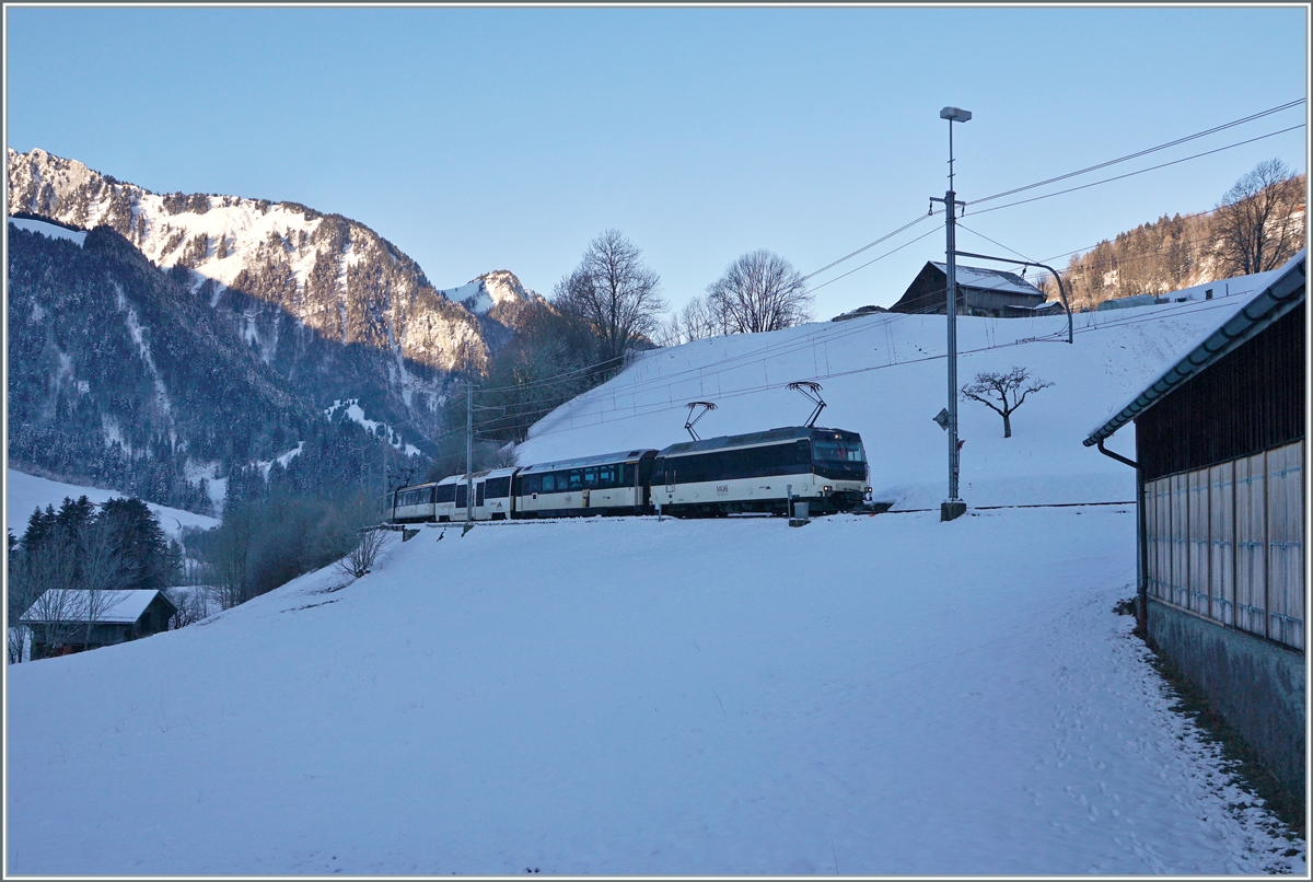 Die MOB Ge 4/4 8001 erreicht mit ihrem GoldenPass Panoramic PE 2212 von Montreux nach Zweisimmen Rossinière. 

11. Jan. 2021
